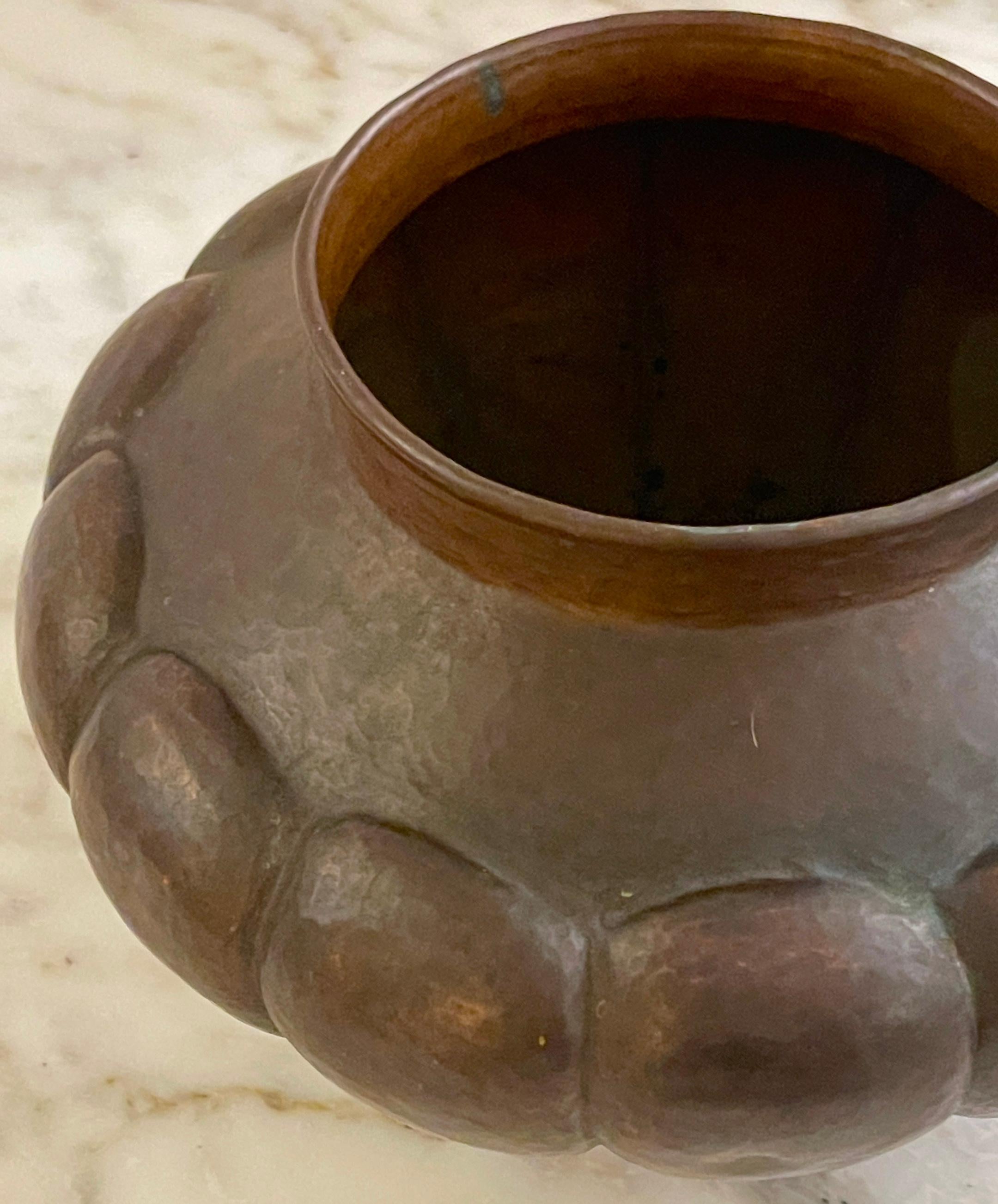 Roycroft Arts & Crafts Kupfer geschmiedete bauchige Vase, Roycroft Inn East Aurora NY (20. Jahrhundert) im Angebot