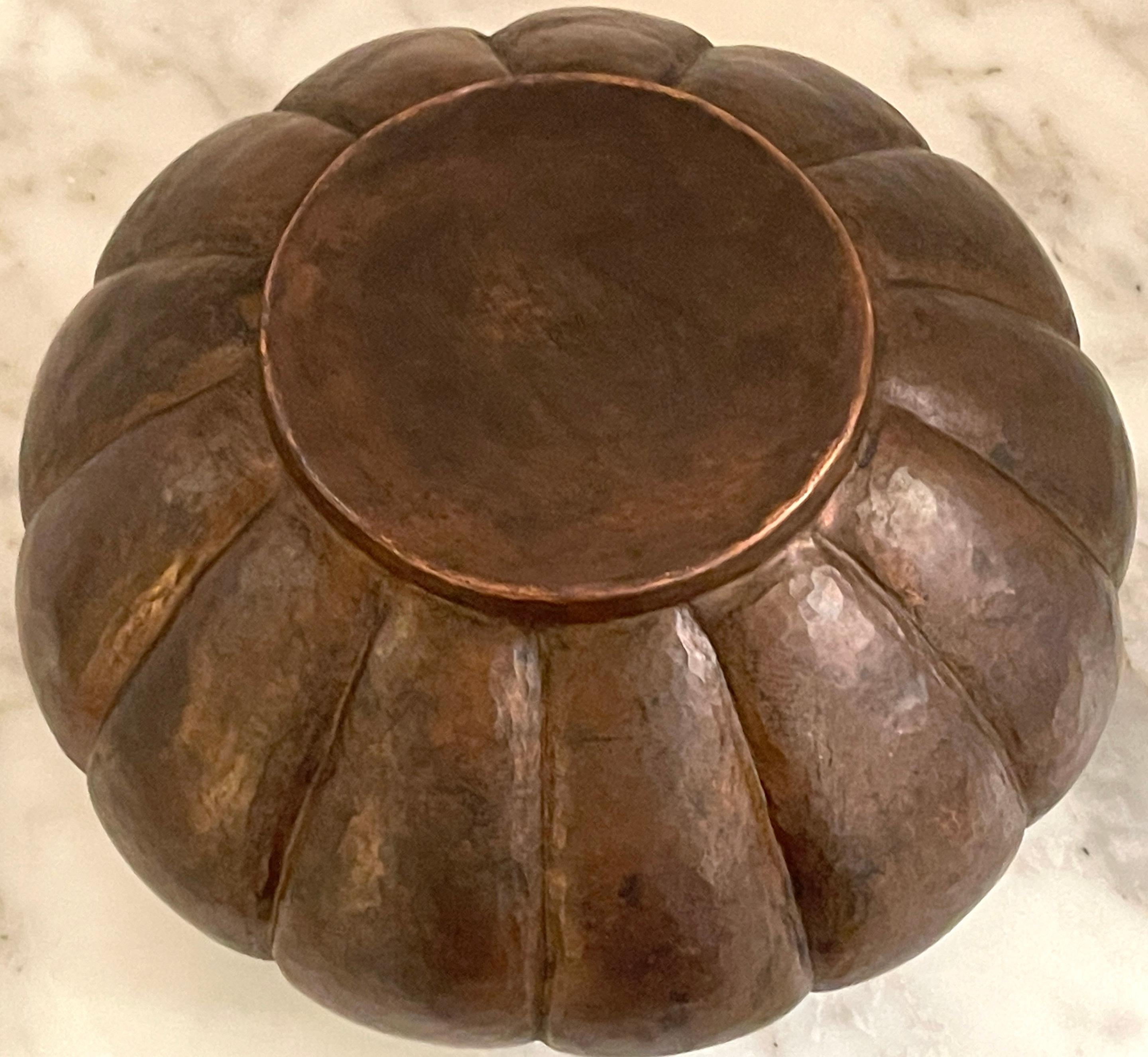 Roycroft Arts & Crafts Copper Forged Bulbous Vase, Roycroft Inn East Aurora NY In Good Condition For Sale In West Palm Beach, FL