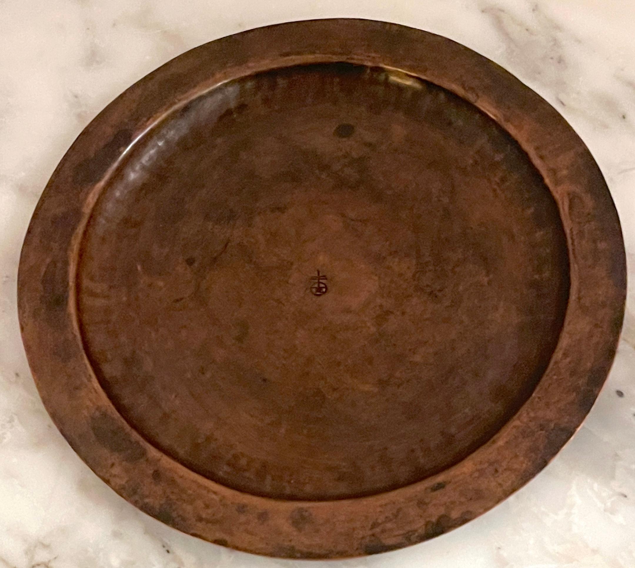 Bandeja redonda de cobre Roycroft Arts & Crafts, Roycroft Inn en East Aurora NY en Bueno estado para la venta en West Palm Beach, FL
