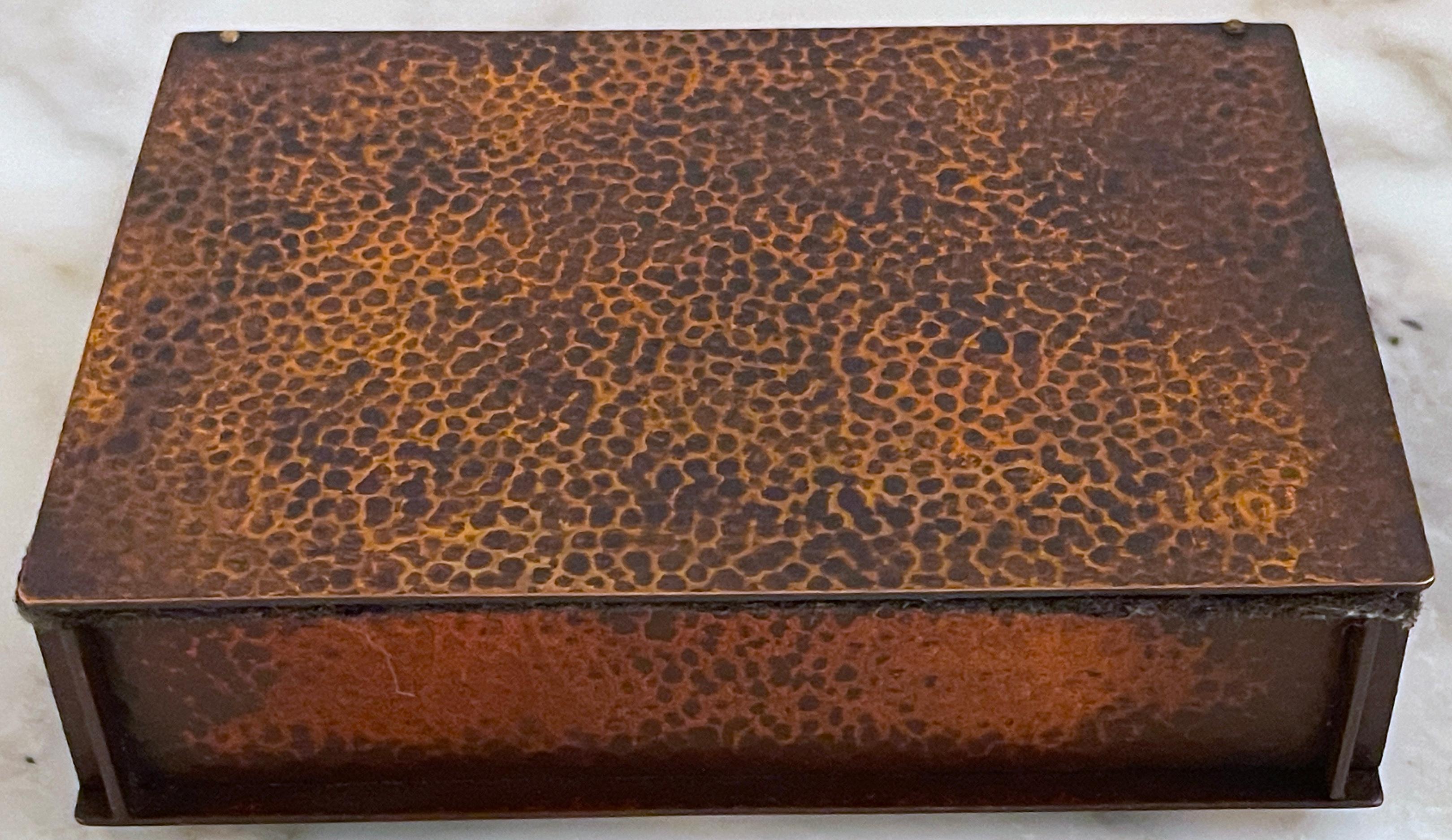 Roycroft Arts & Crafts Copper Table Box, aus dem Roycroft Inn in East Aurora, New York 
USA, um 1905
Bären 'The Roycroft Inn at East Aurora, New York' Label
Gestempelt mit Roycroft Doppelbalkenkreuz und Kreis mit dem Buchstaben 