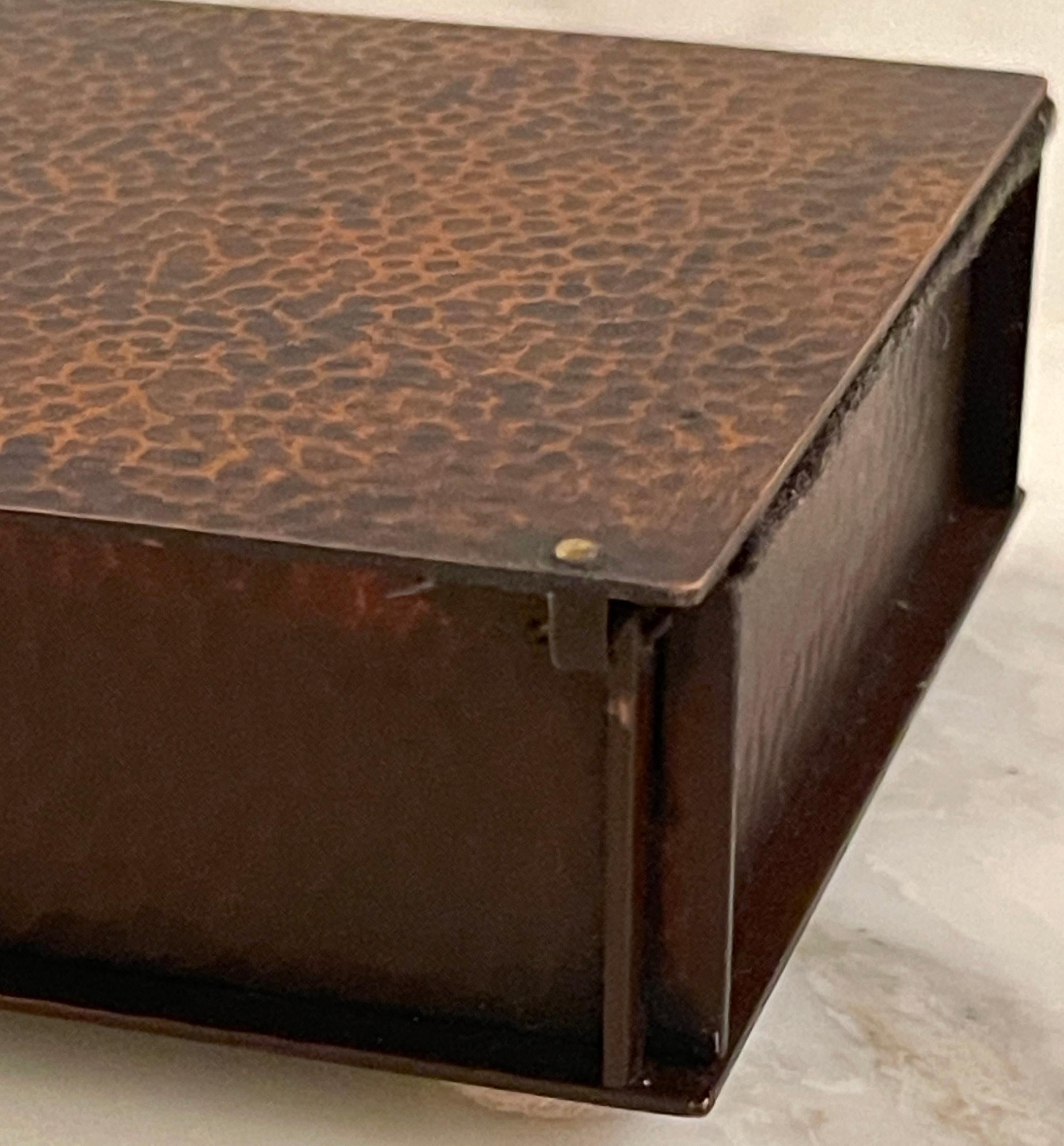Cuivre Boîte de table Roycroft Arts & Crafts en cuivre, provenant du Roycroft Inn at East Aurora NY en vente