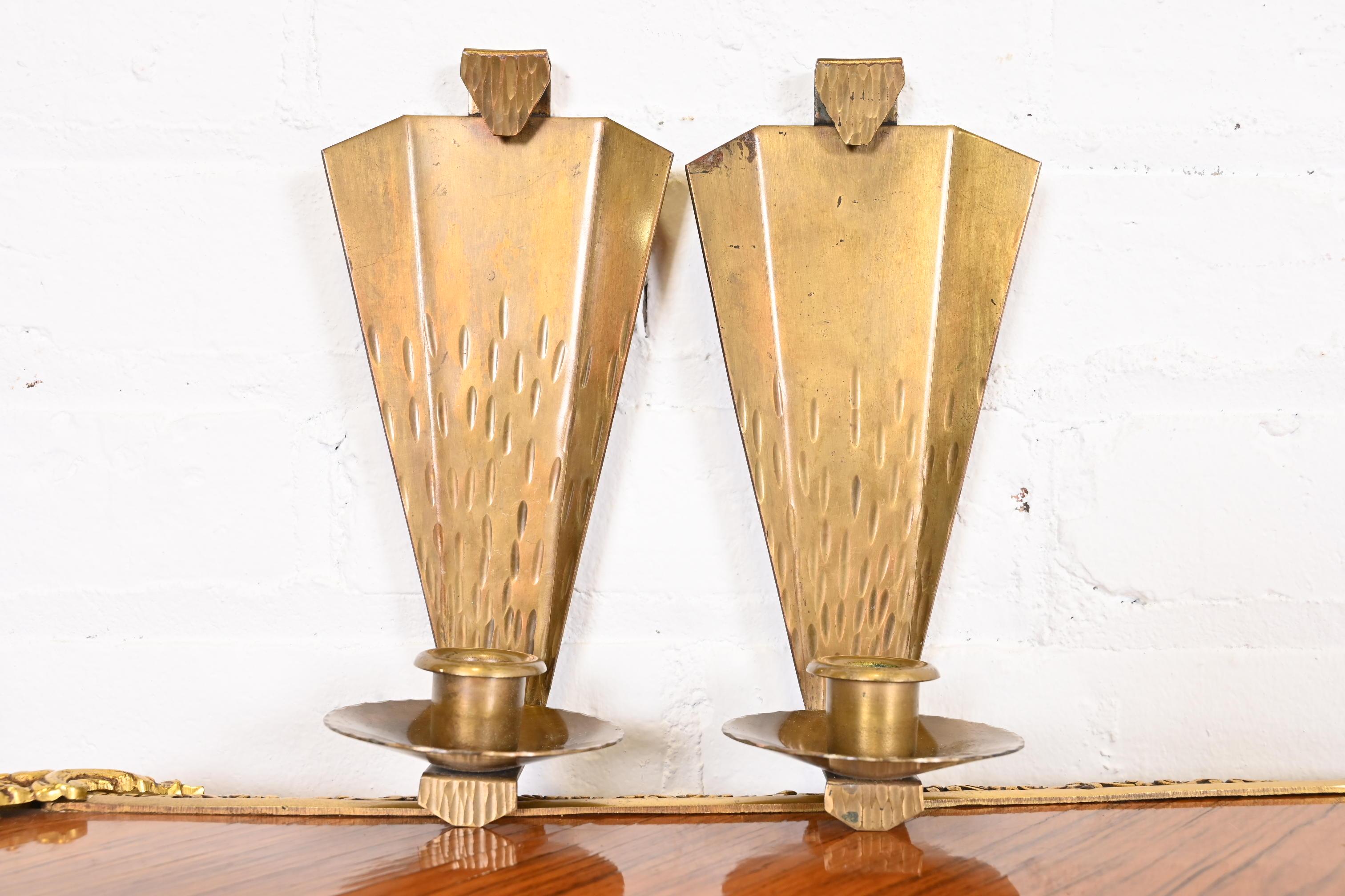 A gorgeous pair of Arts & Crafts period hand hammered brass candle wall sconces

By Roycroft (signed with impressed orb and cross mark)

USA, Early 20th Century

Each measures: 3.75