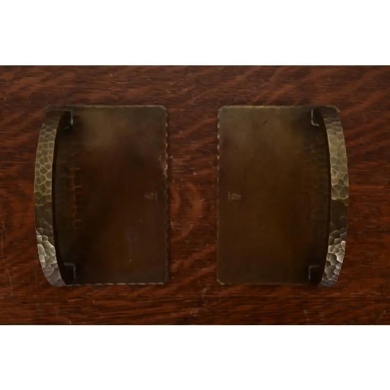 Roycroft Arts & Crafts gehämmert Messing über Kupfer Buchstützen, CIRCA 1920s im Angebot 6