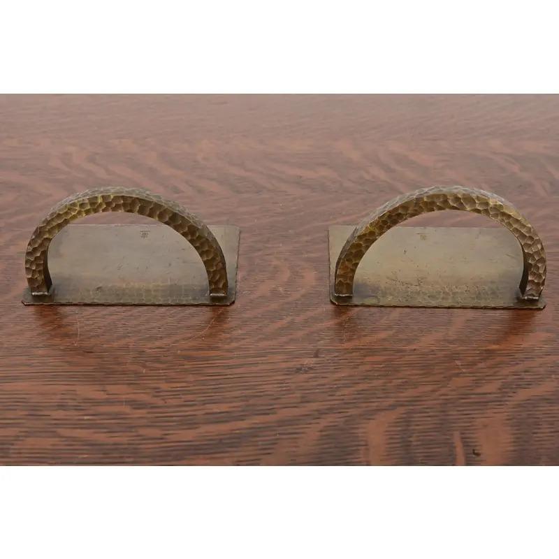 Roycroft Arts & Crafts gehämmert Messing über Kupfer Buchstützen, CIRCA 1920s (amerikanisch) im Angebot