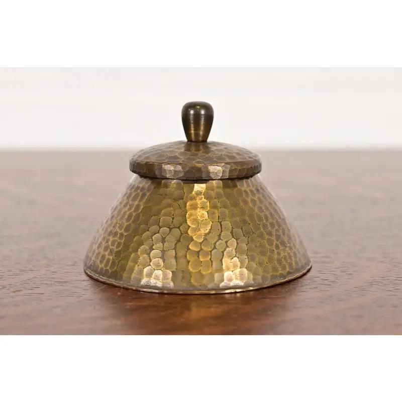 Roycroft Arts & Crafts Hammered Brass Over Copper Inkwell, Circa 1920s For Sale 5