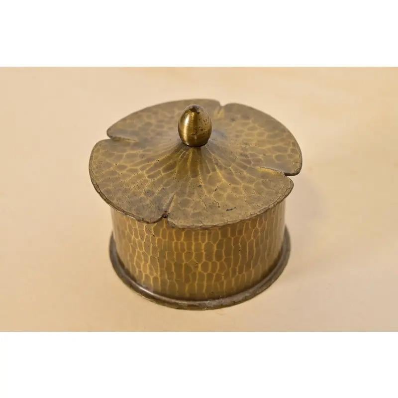 Eine wunderschöne Arts & Crafts Zeitraum Messing fertig Hand gehämmert Kupfer Tintenfass

Von Roycroft (signiert mit eingeprägtem Reichsapfel und Kreuzzeichen)

USA, Anfang 20. Jahrhundert

Maße: 3 