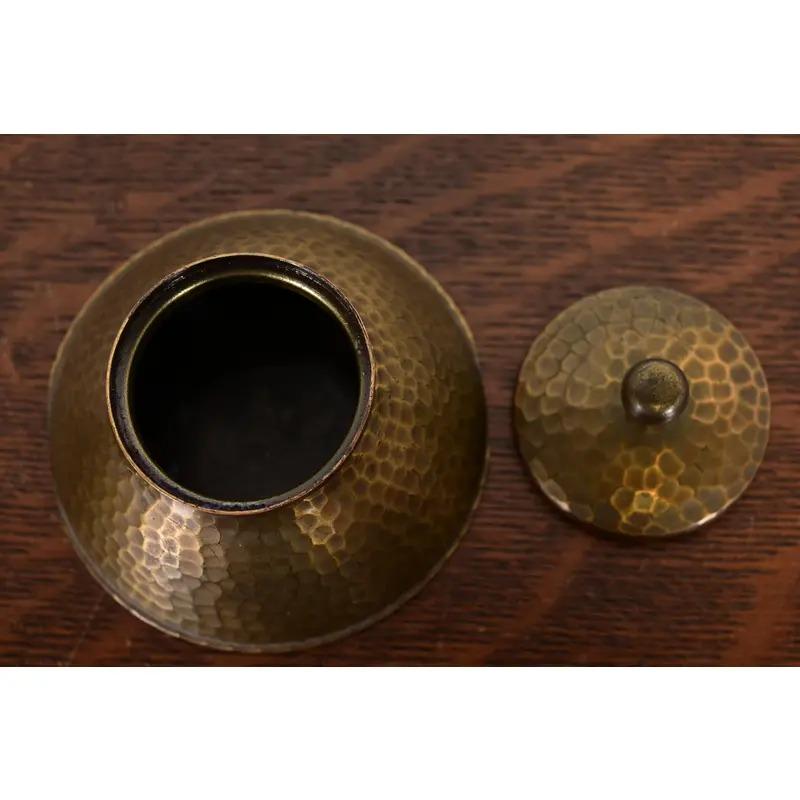 American Roycroft Arts & Crafts Hammered Brass Over Copper Inkwell, Circa 1920s For Sale