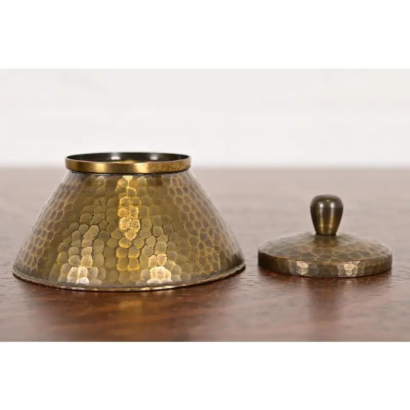 Roycroft Arts & Crafts Hammered Brass Over Copper Inkwell, Circa 1920s In Good Condition For Sale In South Bend, IN