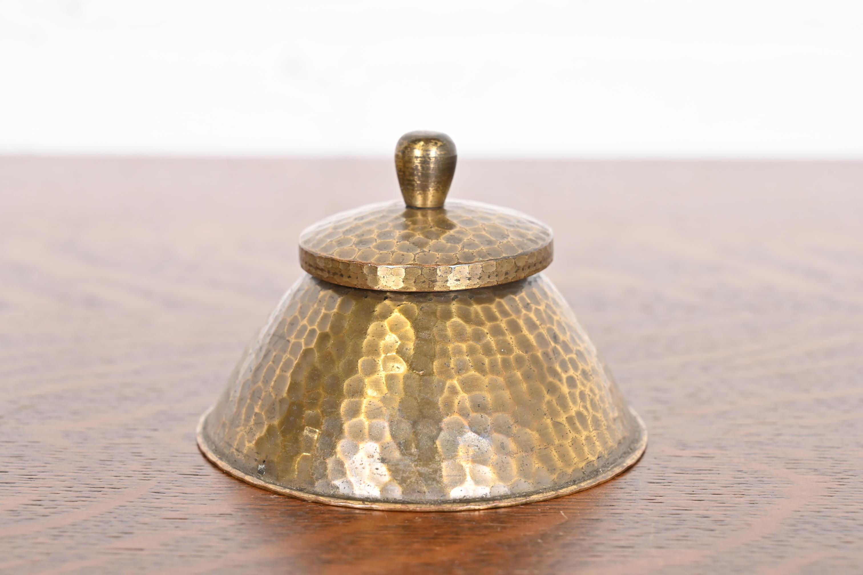 Roycroft Arts & Crafts Hammered Brass Over Copper Inkwell In Good Condition For Sale In South Bend, IN