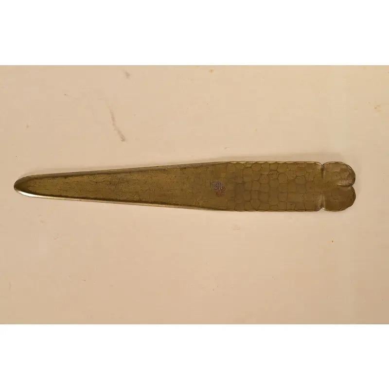 Eine wunderschöne Arts & Crafts Zeitraum Messing fertig Hand gehämmert Kupfer Brieföffner

Von Roycroft (signiert mit eingeprägtem Reichsapfel und Kreuzzeichen)

USA, ca. 1920er Jahre

Maße: 7,75 