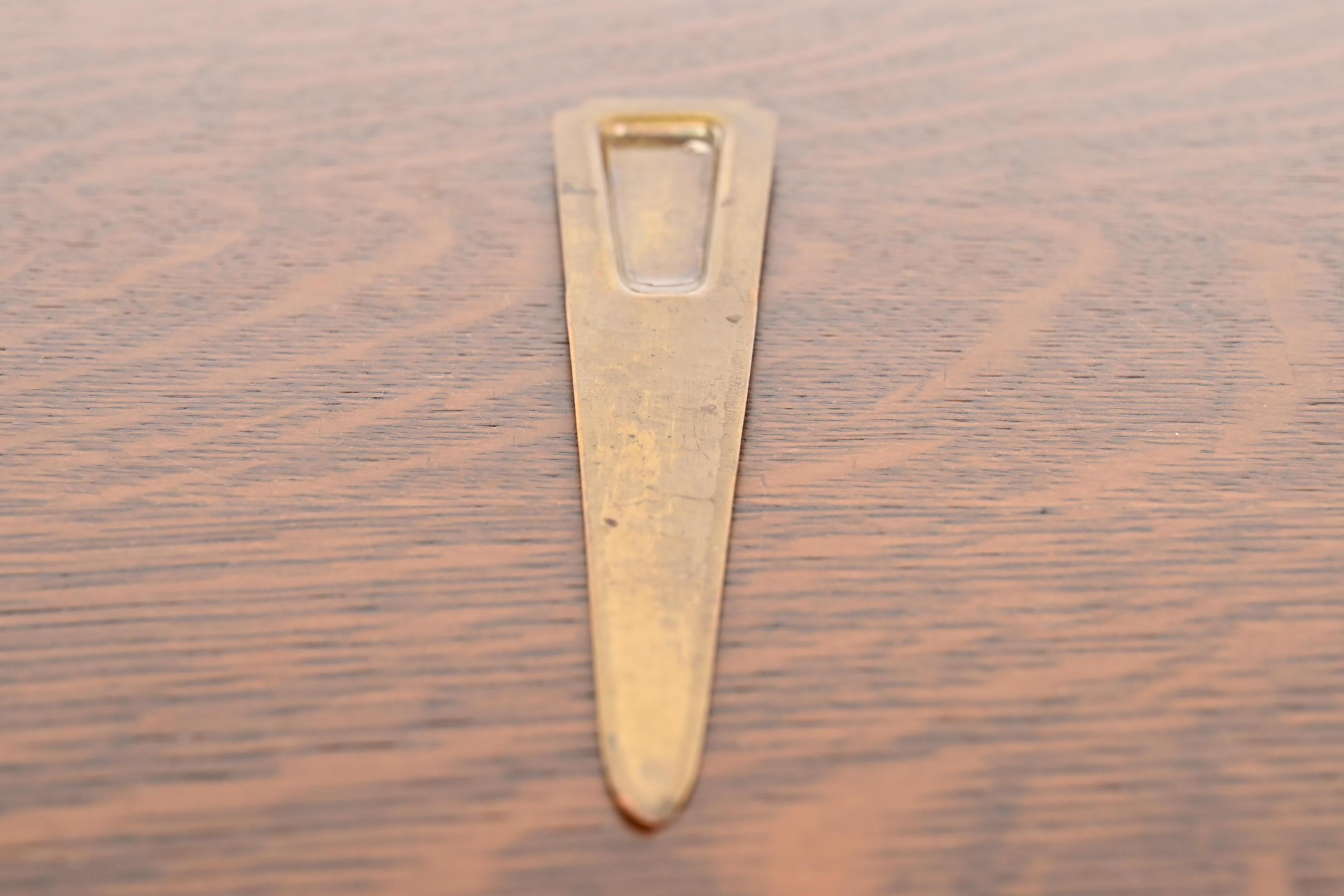 Laiton Roycroft Arts & Crafts ouvre-lettres en laiton martelé sur cuivre en vente