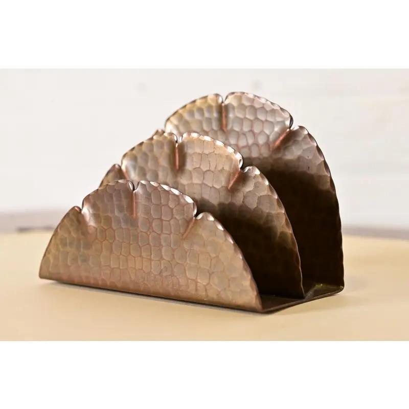 Uno splendido portalettere in rame martellato a mano e rifinito in ottone del periodo Arts & Crafts

Di Roycroft (firmato con orbita impressa e marchio a croce)

USA, circa anni '20

Misure: 5 