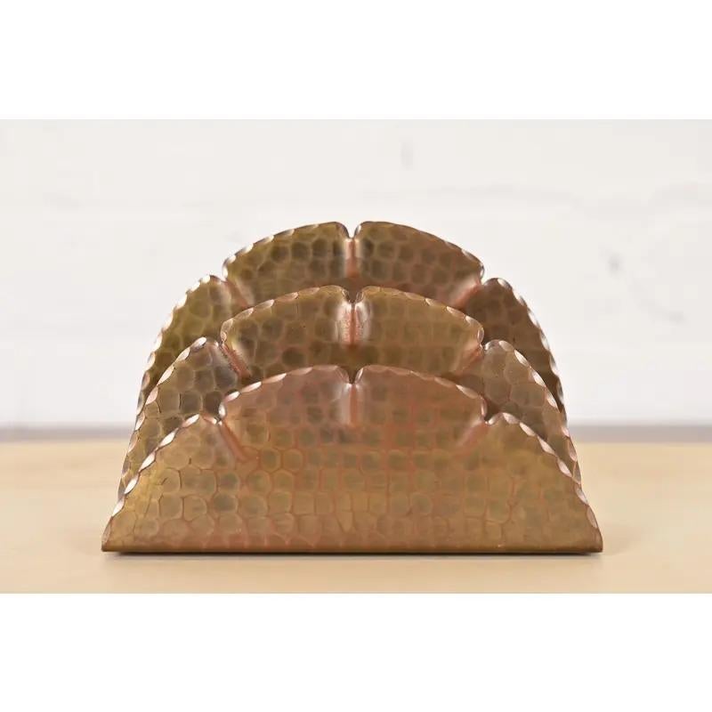 Arts and Crafts Roycroft Arts & Crafts Porta lettere in rame e ottone martellato in vendita
