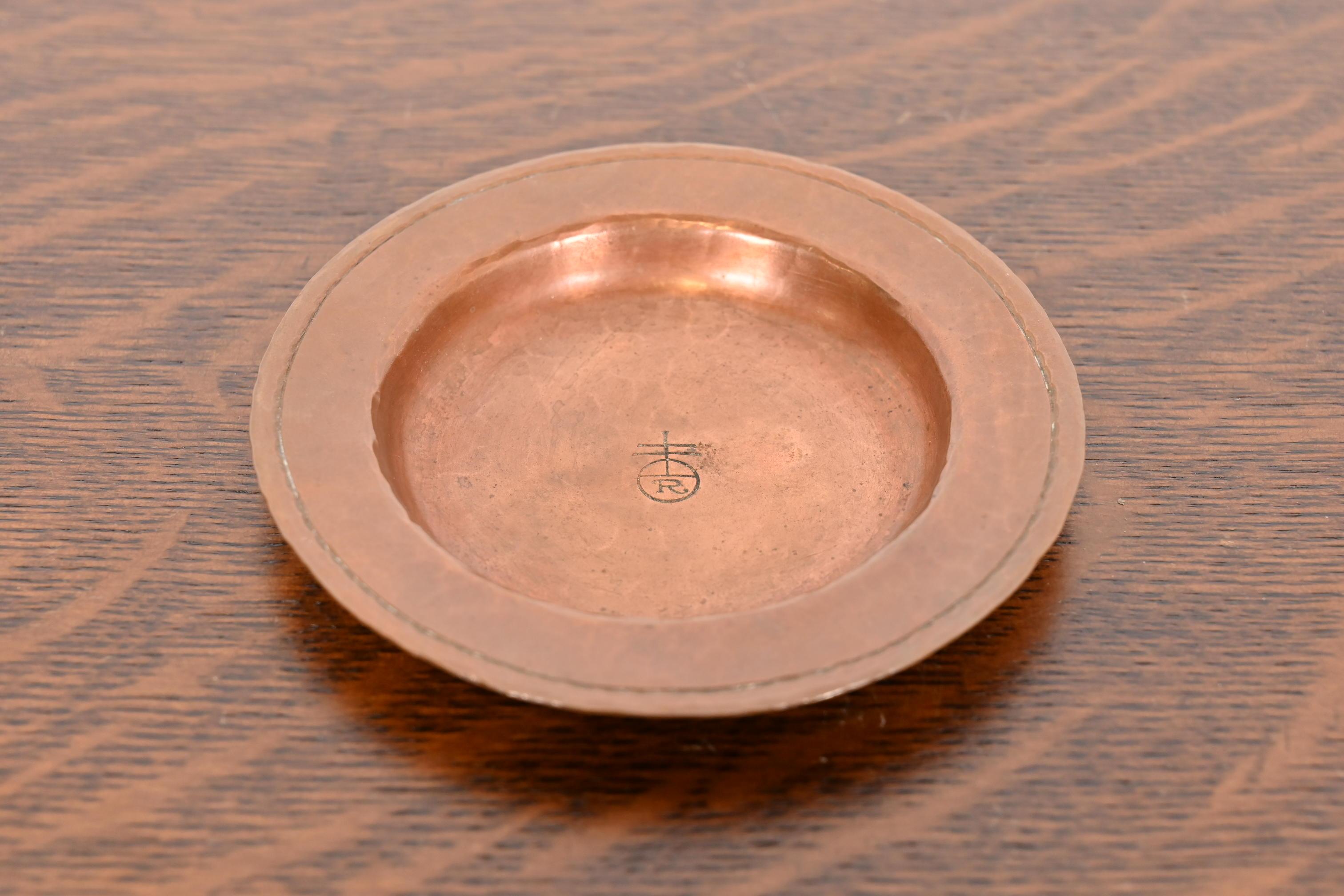 Uno splendido posacenere o portacenere in rame martellato a mano del periodo Arts & Crafts

Di Roycroft (firmato con orbita impressa e marchio a croce)

Stati Uniti, inizio del XX secolo

Misure: 4,25 