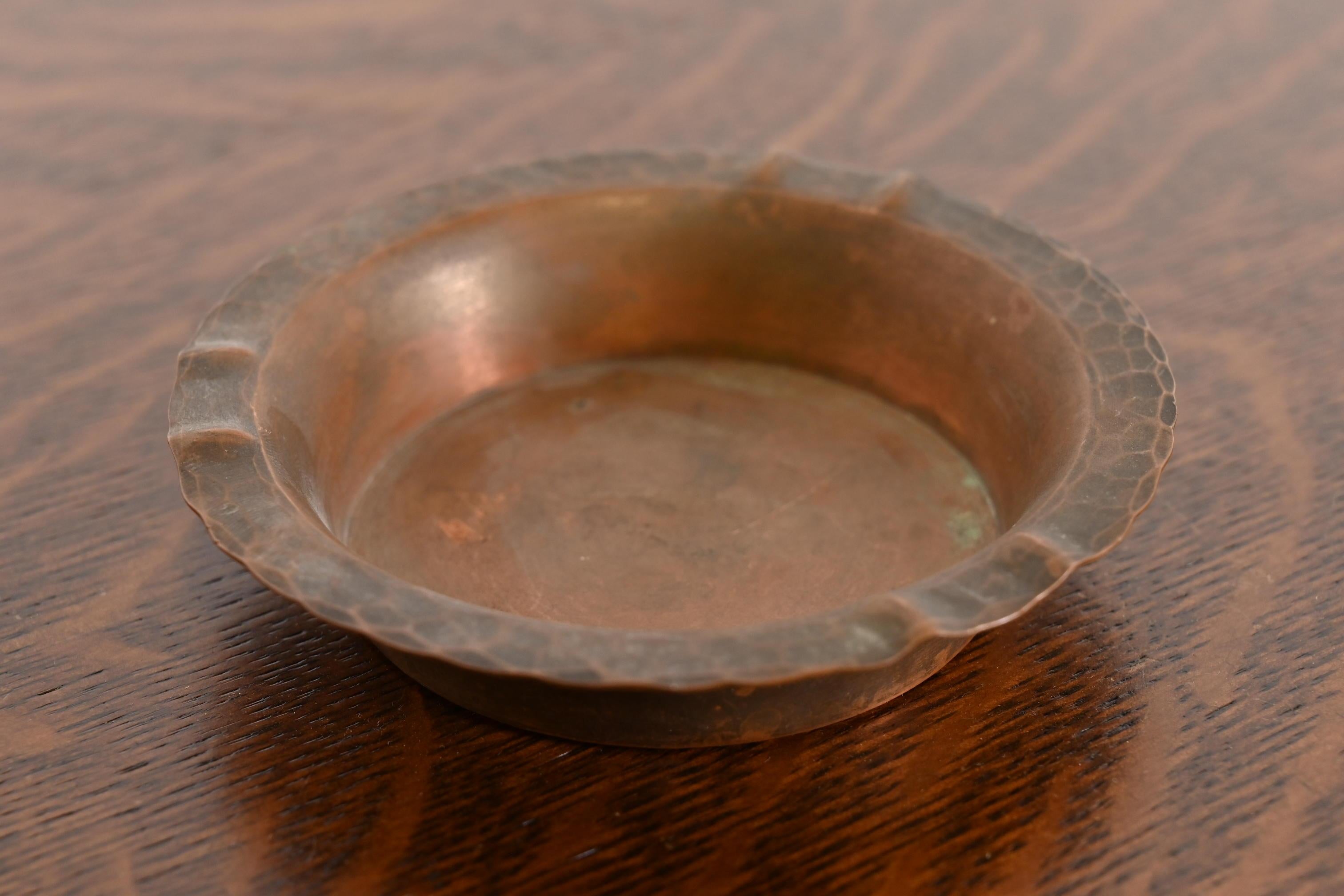 Uno splendido posacenere o portacenere in rame martellato a mano del periodo Arts & Crafts

Di Roycroft (firmato con orbita impressa e marchio a croce)

Stati Uniti, inizio del XX secolo

Ciascuna misura: 4,25 