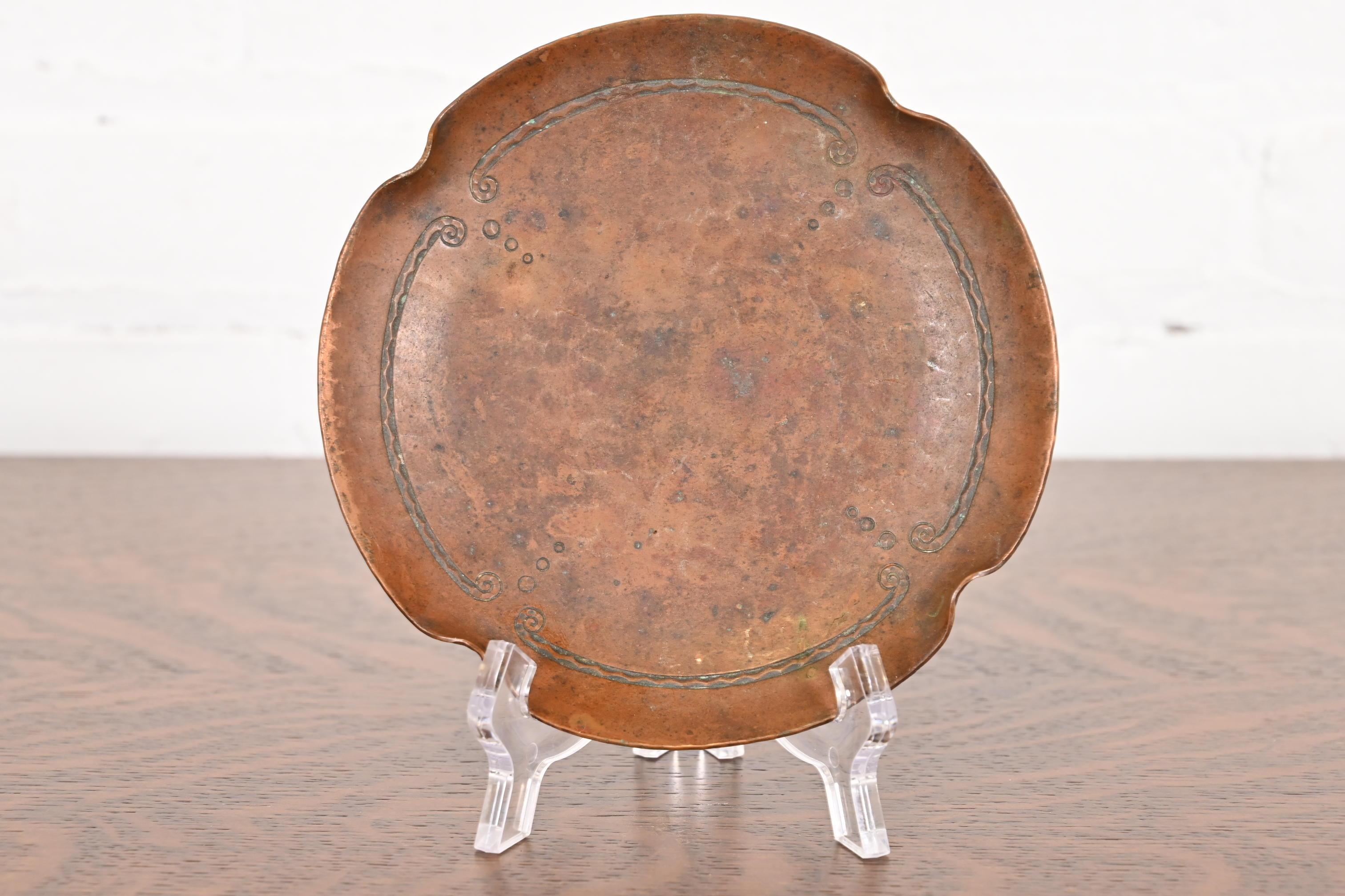 Precioso cenicero de cobre martillado a mano de la época Arts & Crafts

Por Roycroft (firmado con orbe impreso y marca de cruz)

EE.UU., principios del siglo XX

Medidas: 5,75