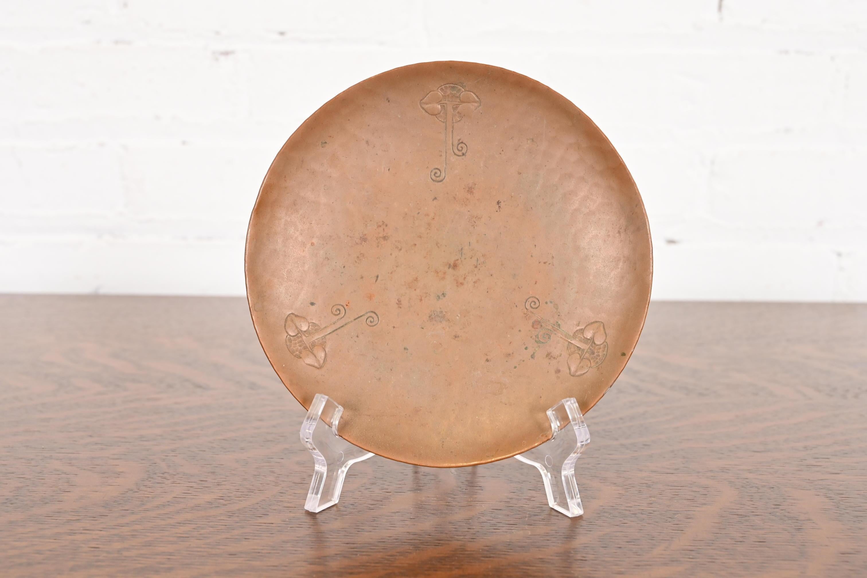 Uno splendido posacenere o portacenere in rame martellato a mano del periodo Arts & Crafts

Di Roycroft (firmato con orbita impressa e marchio a croce)

Stati Uniti, inizio del XX secolo

Ciascuna misura: 5,75