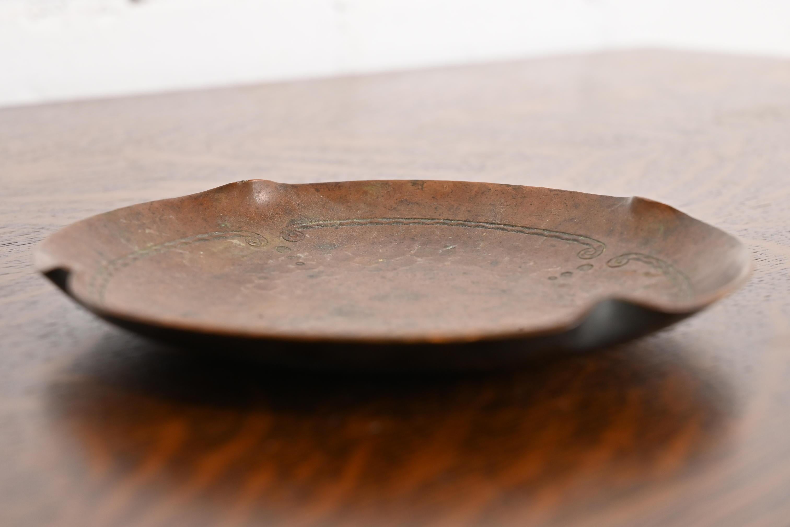 Cenicero de cobre martillado Roycroft Arts & Crafts Estadounidense en venta