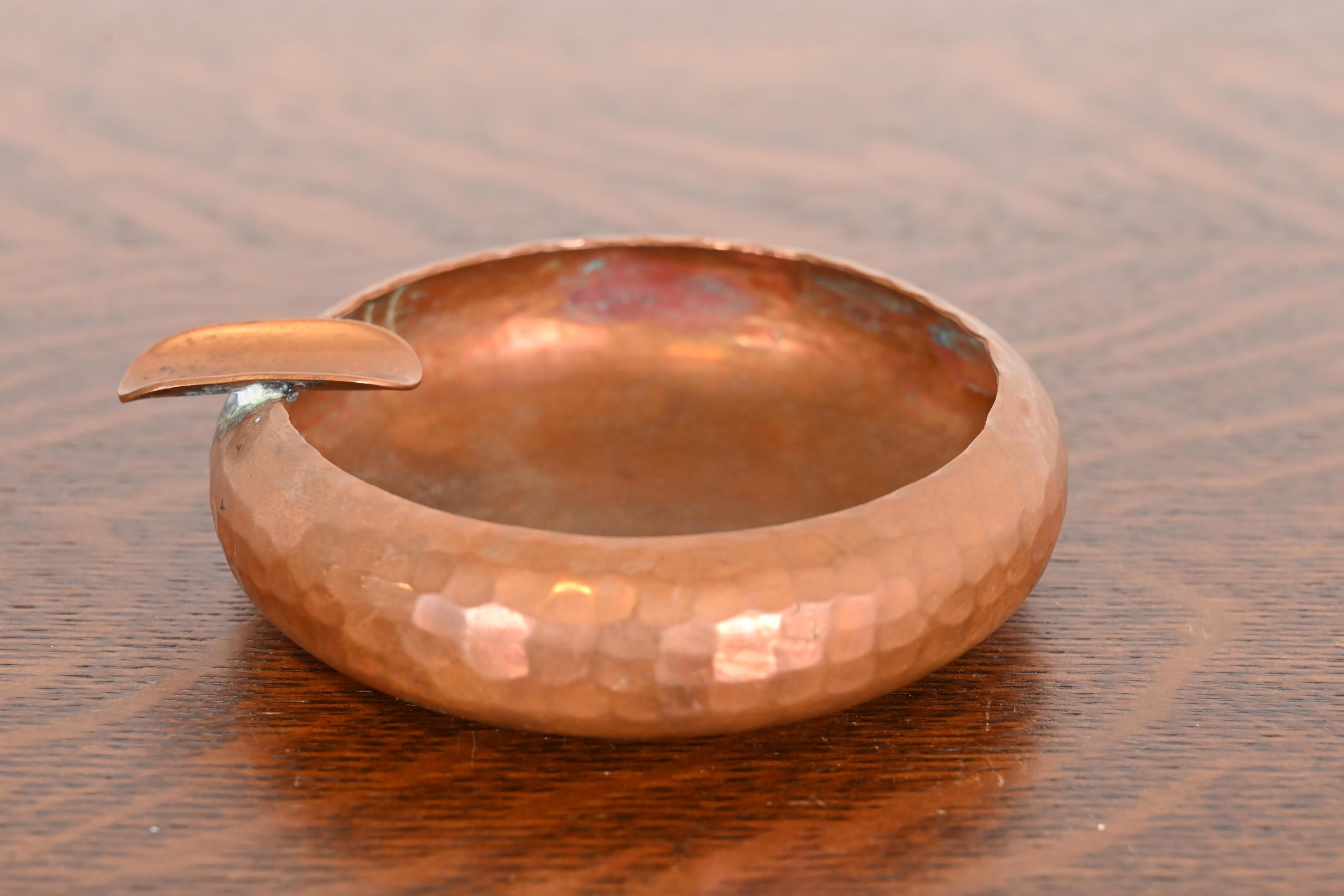 Cenicero de cobre martillado Roycroft Arts & Crafts Estadounidense en venta
