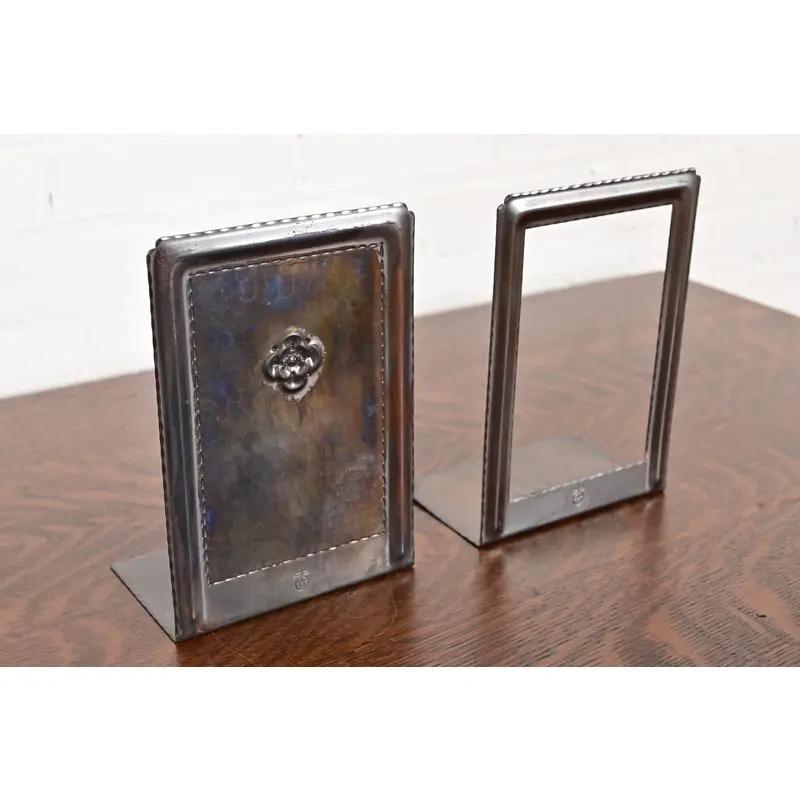 Roycroft Arts & Crafts Gehämmerte Kupfer Buchstützen, CIRCA 1920s (Arts and Crafts) im Angebot