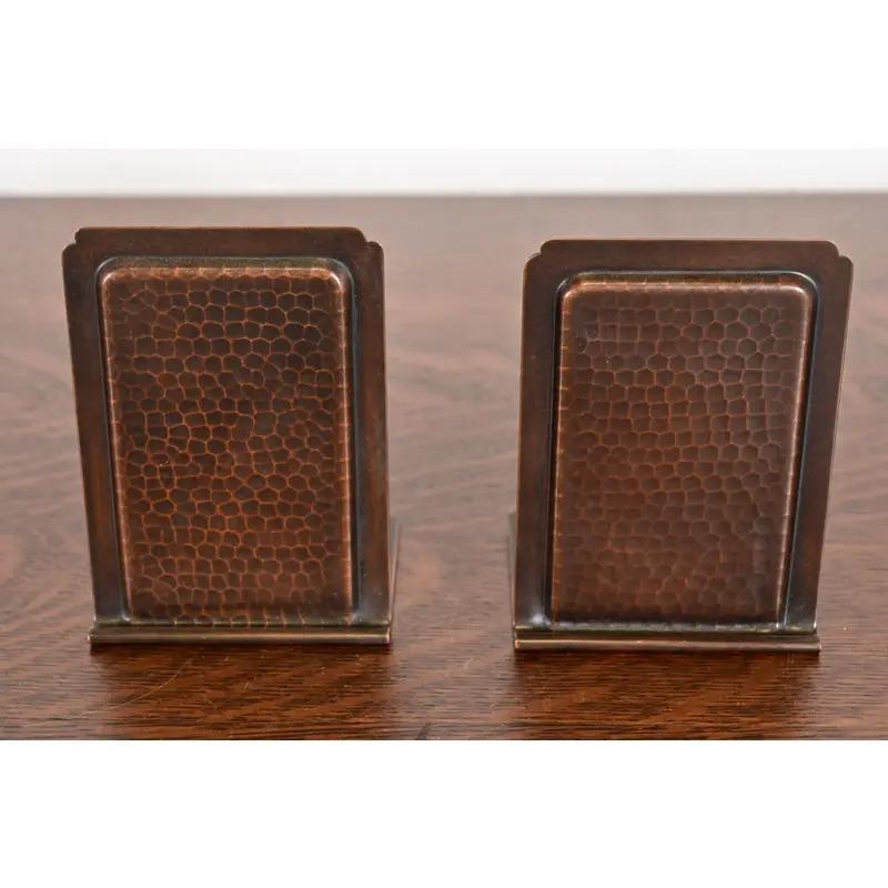 Roycroft Arts & Crafts Gehämmerte Kupfer Buchstützen, CIRCA 1920s (amerikanisch) im Angebot