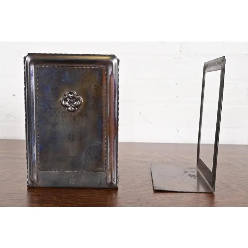 Roycroft Arts & Crafts Gehämmerte Kupfer Buchstützen, CIRCA 1920s im Angebot 1