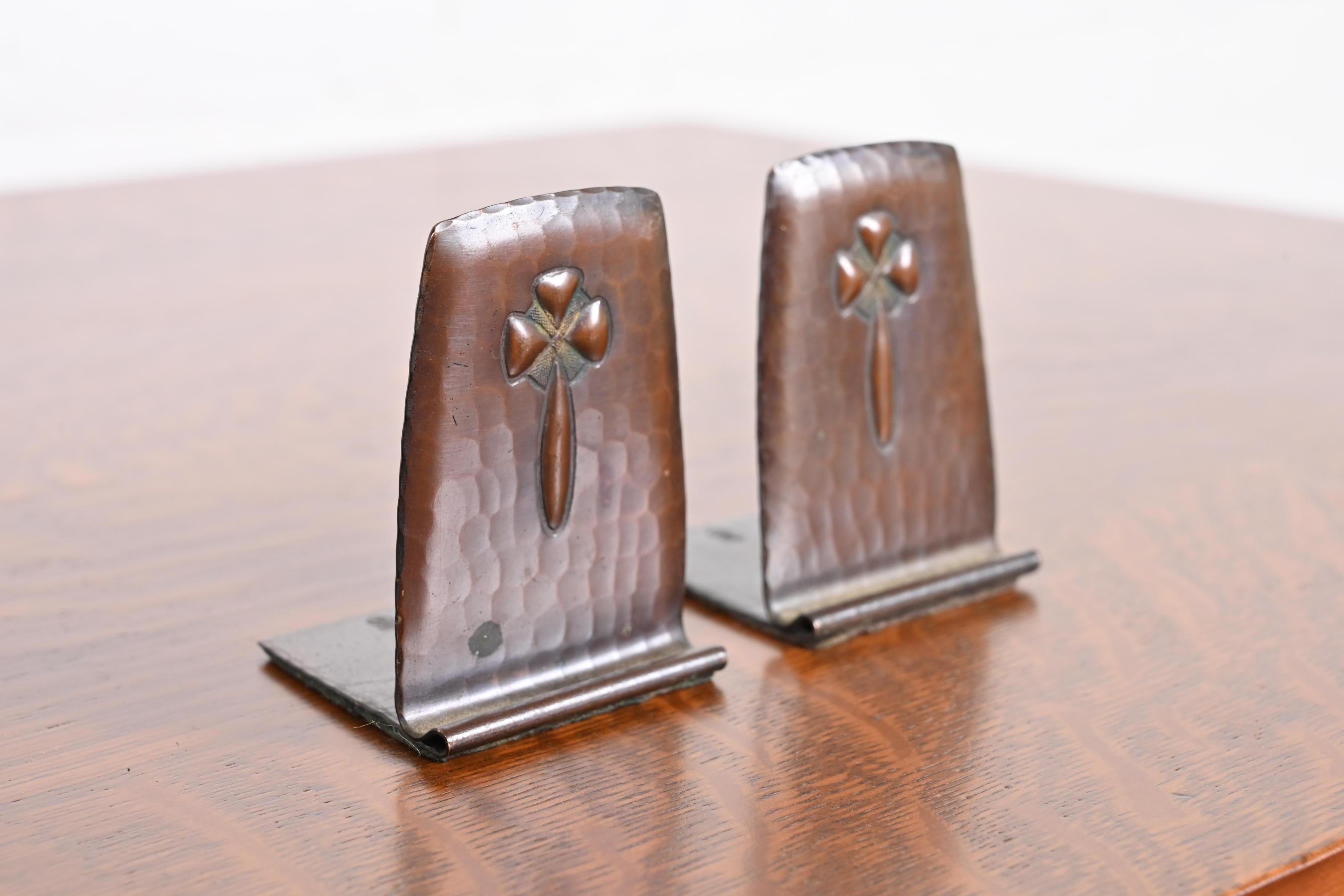 A gorgeous pair of Arts & Crafts period hand-hammered copper bookends

By Roycroft (signed with impressed orb and cross mark)

USA, early 20th century

Each measures: 2.38