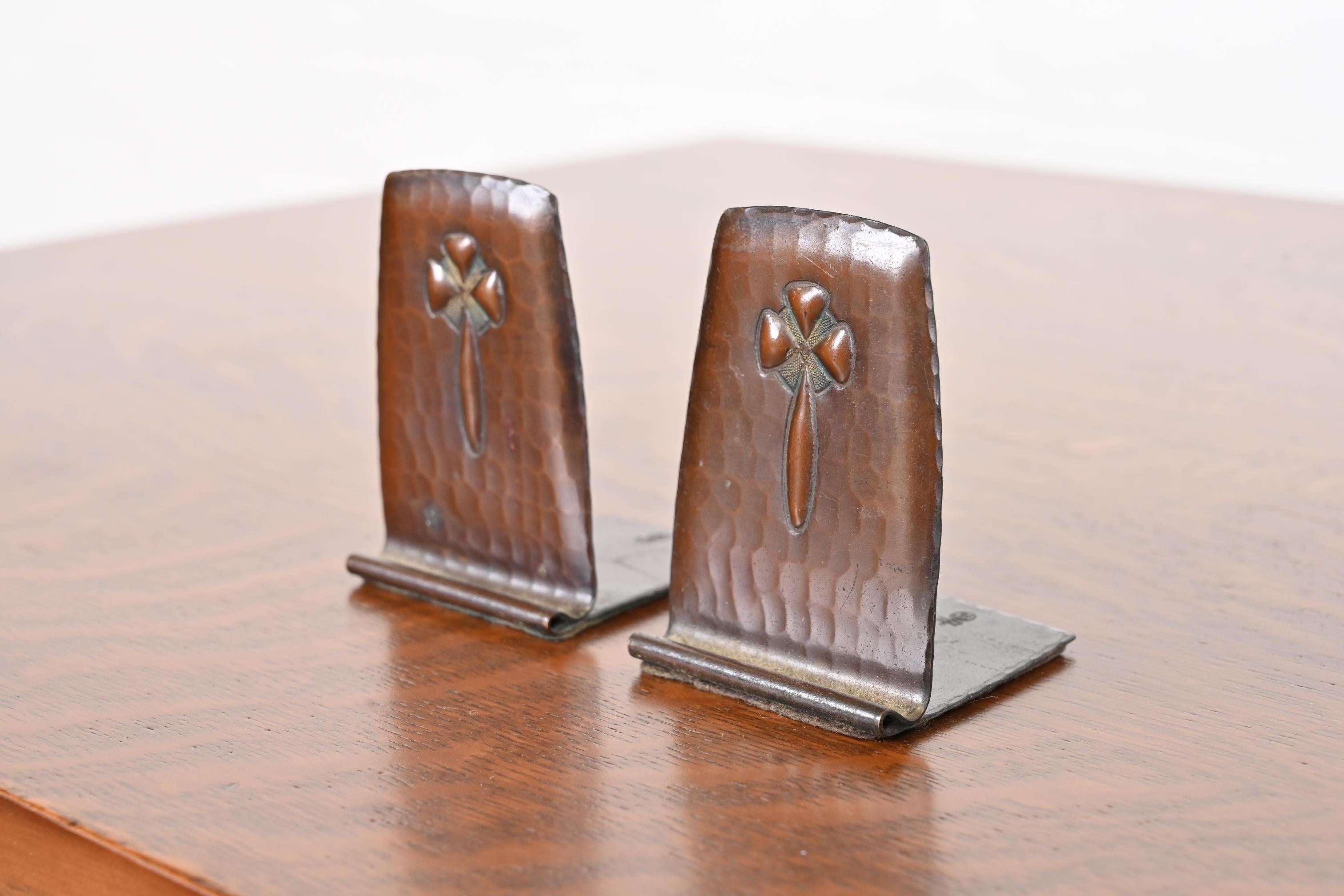 A gorgeous pair of Arts & Crafts period hand-hammered copper bookends

By Roycroft (signed with impressed orb and cross mark)

USA, early 20th century

Each measures: 2.38