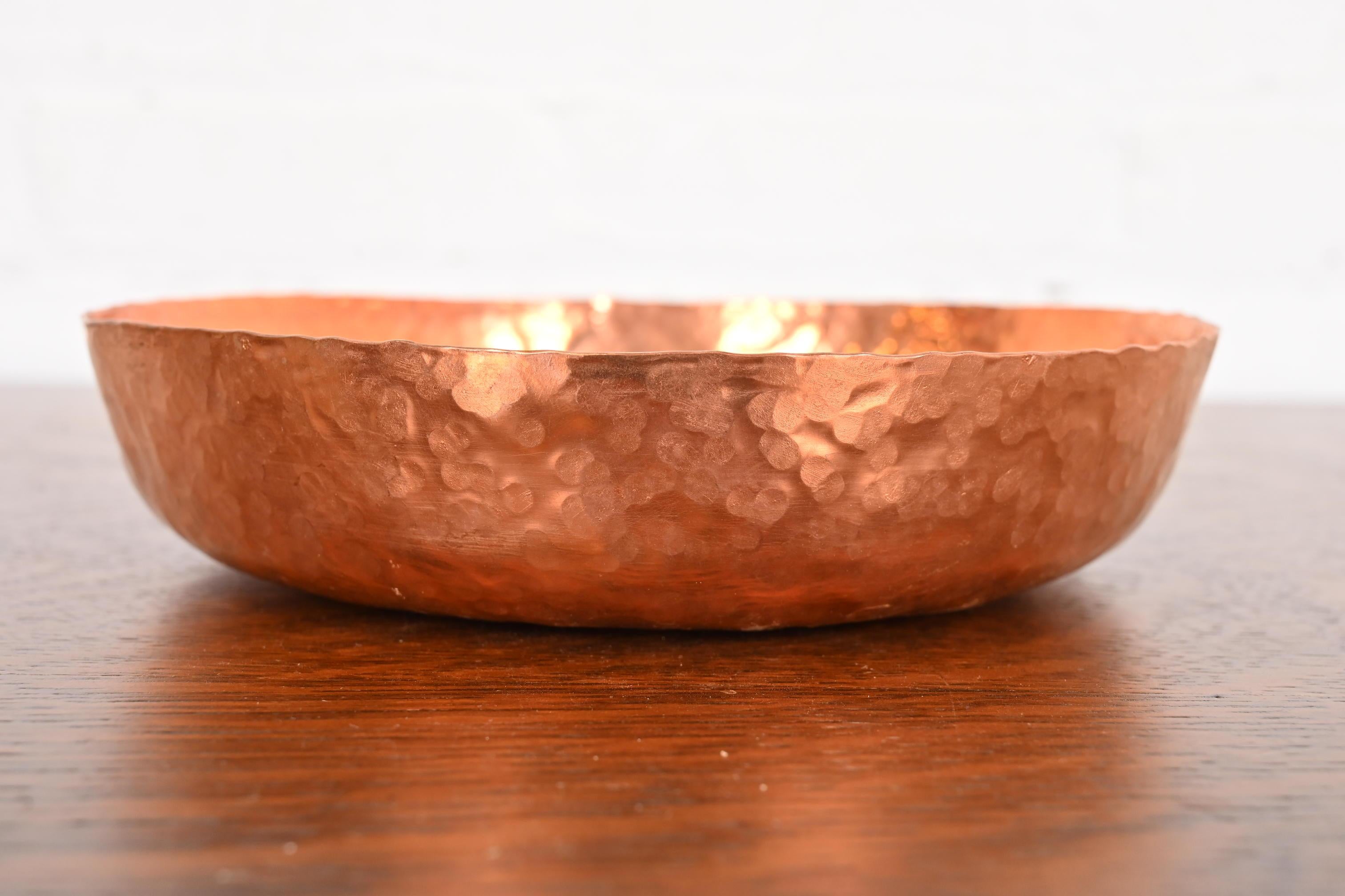 Arts and Crafts Bol en cuivre Hammered Arts & Crafts de Roycroft en vente