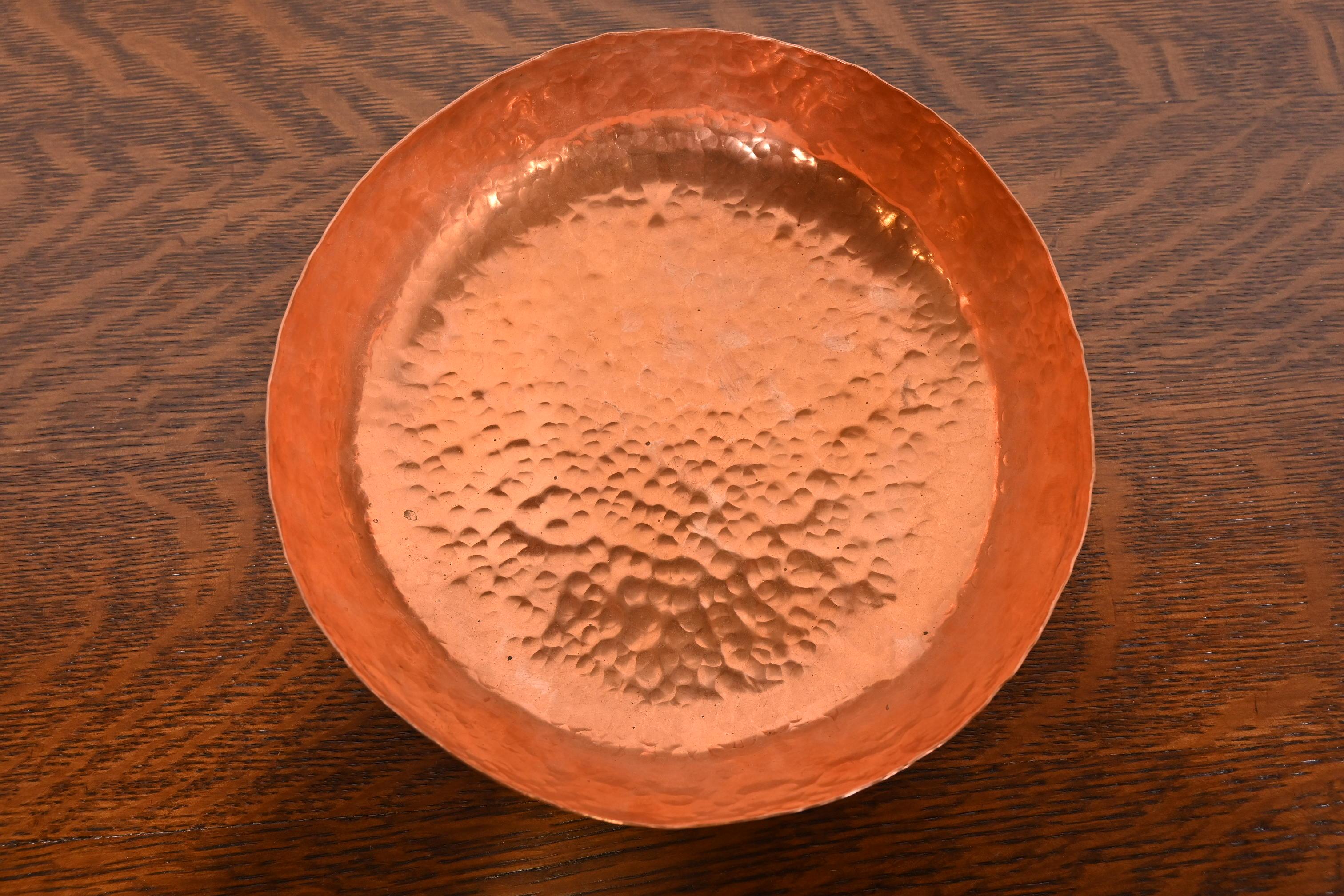 Américain Bol en cuivre Hammered Arts & Crafts de Roycroft en vente