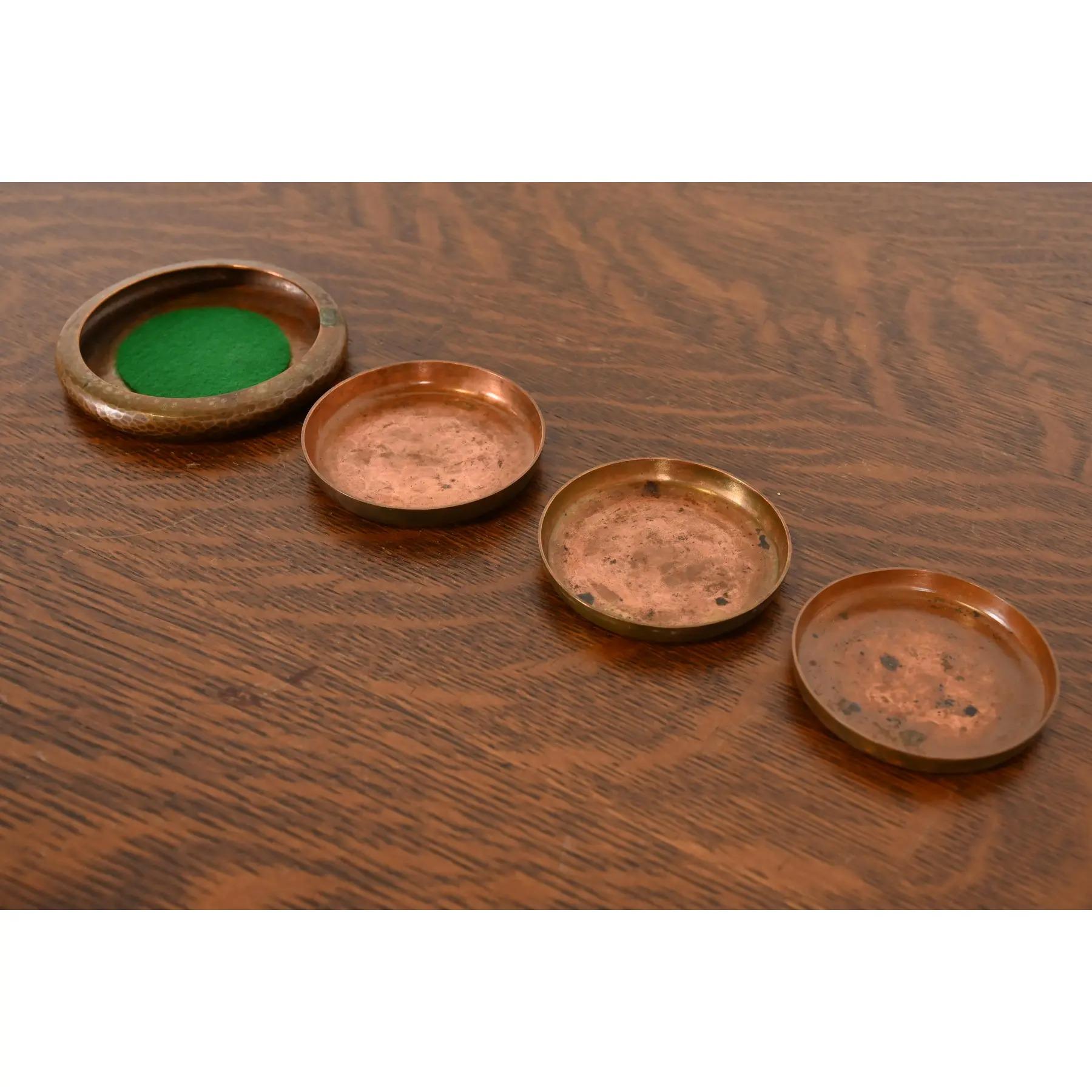 Ein wunderschönes Set aus vier gehämmerten Kupferuntersetzern oder Schmuckschalen aus der Zeit des Arts & Crafts

Von Roycroft (signiert mit eingeprägtem Reichsapfel und Kreuzzeichen)

USA, Anfang 20. Jahrhundert

Maßnahmen: 
A- 4 