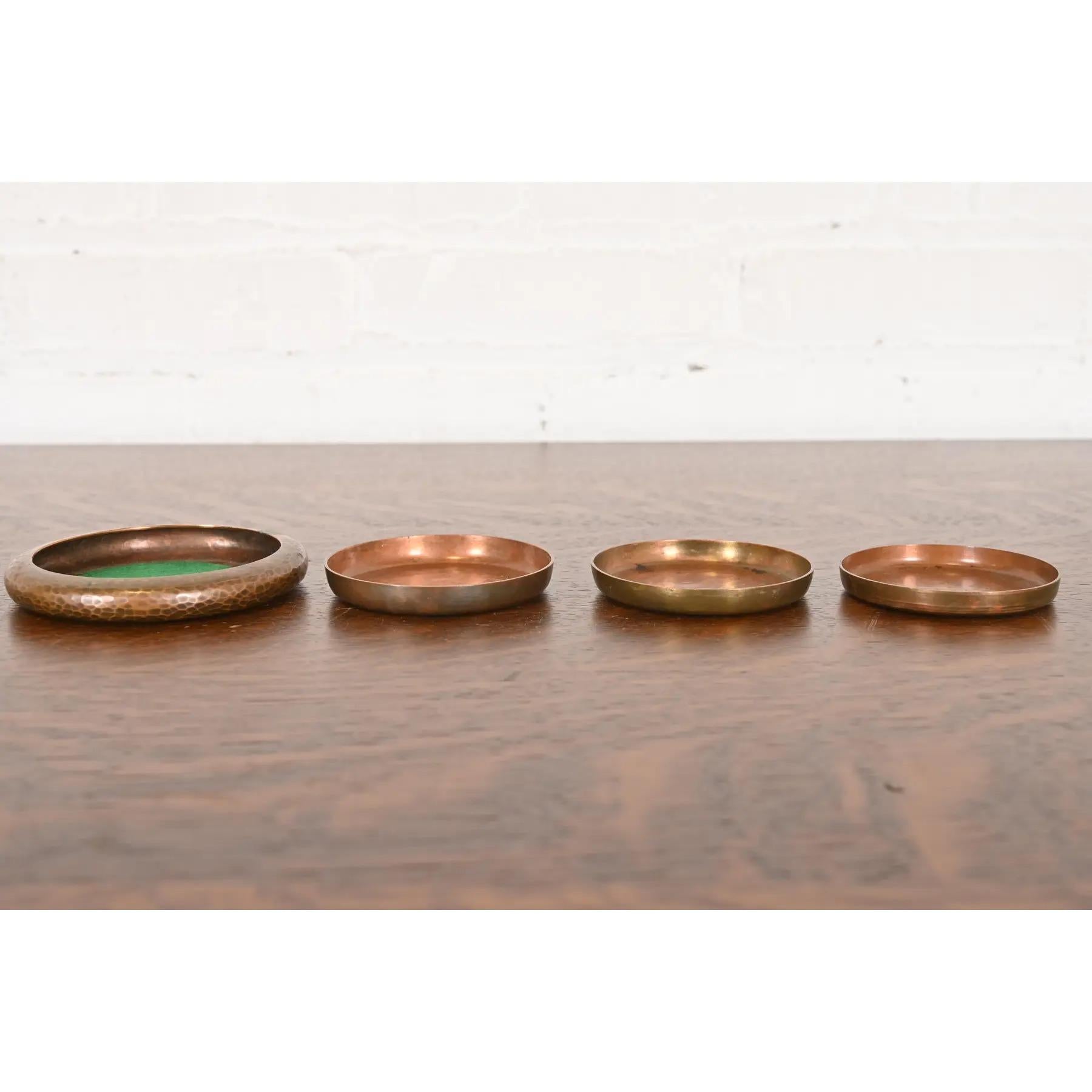 Roycroft Arts & Crafts Hammered Copper Untersetzer, Vierer-Set (Arts and Crafts) im Angebot