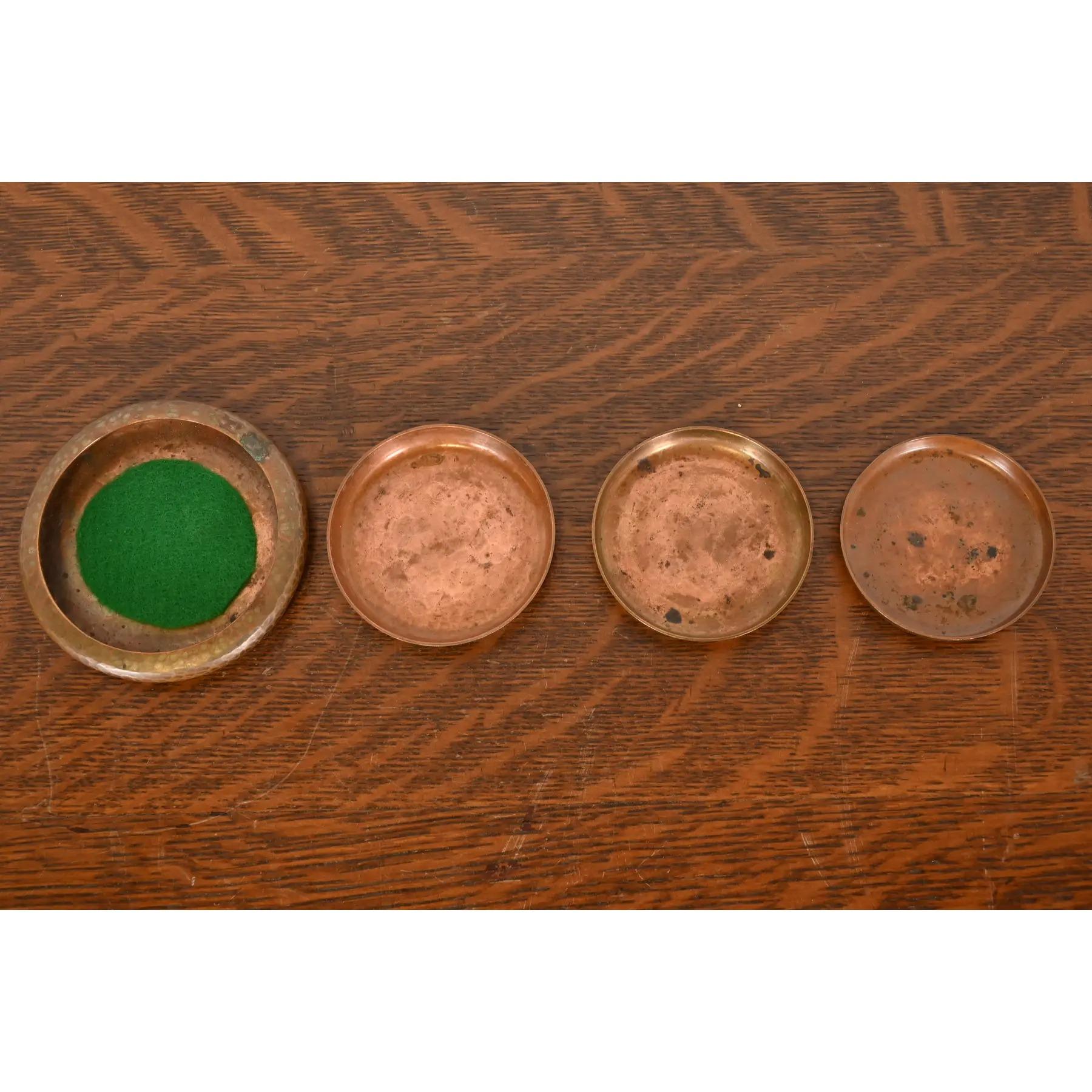 Roycroft Arts & Crafts Hammered Copper Untersetzer, Vierer-Set (20. Jahrhundert) im Angebot