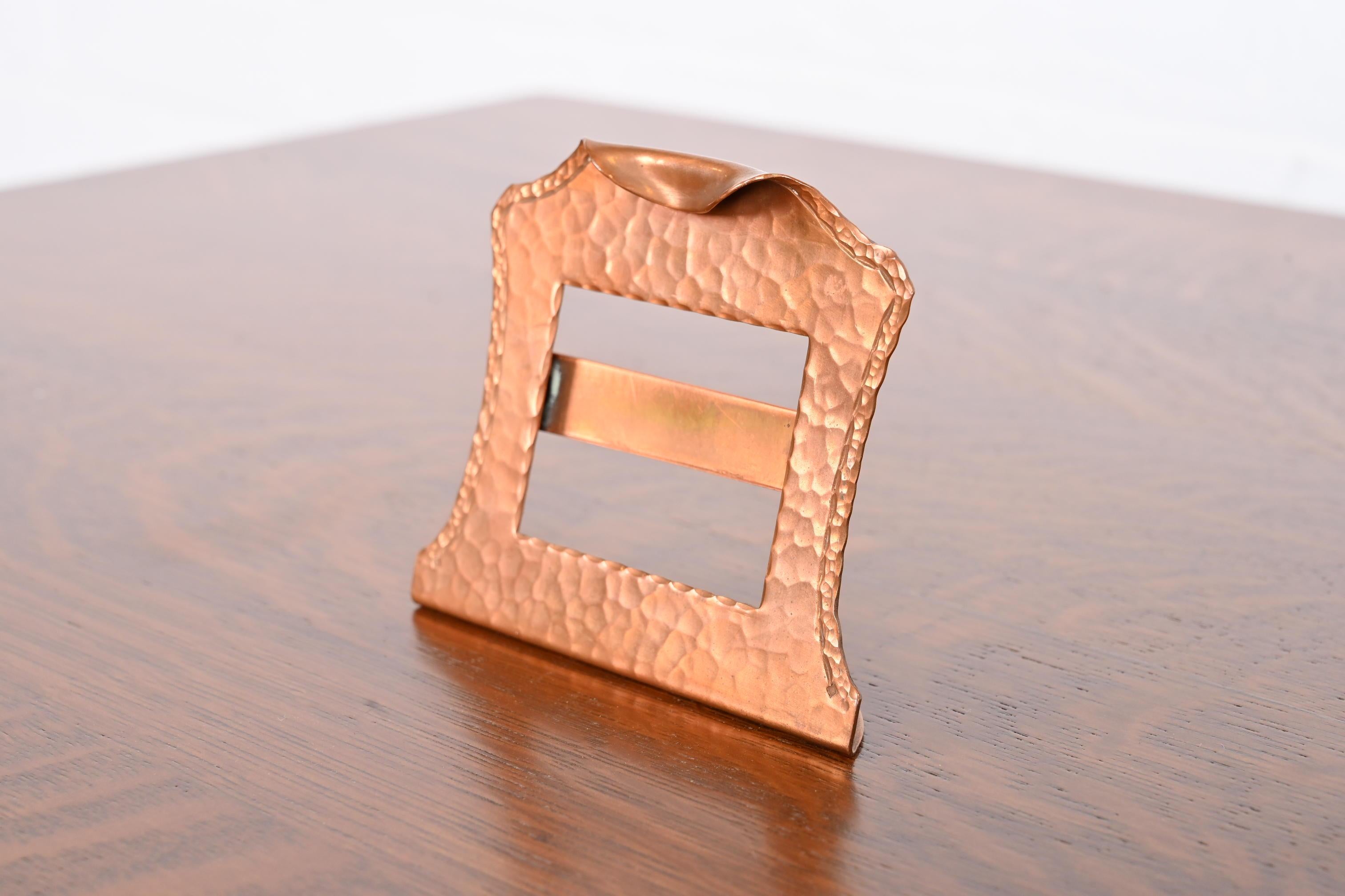 A gorgeous Arts & Crafts period hand-hammered picture frame or desk calendar frame.

By Roycroft (signed with impressed orb and cross mark)

USA, early 20th century

Measures: 4.25