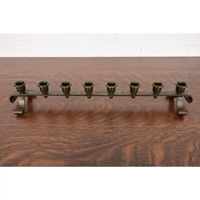 Roycroft Arts & Crafts Hammered Copper Eight-Light Candelabra (Arts and Crafts) im Angebot