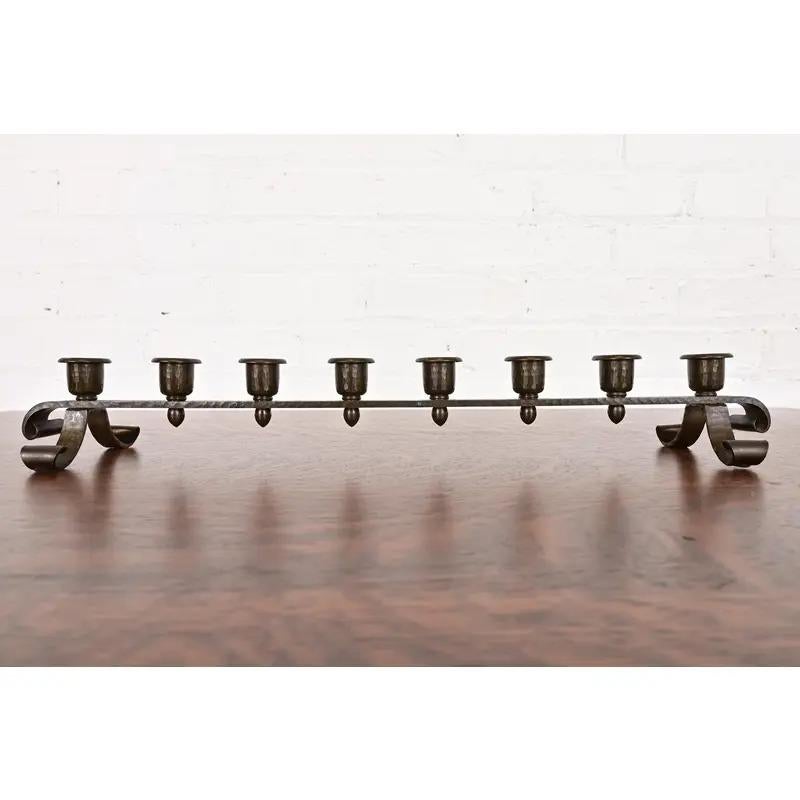 Roycroft Arts & Crafts Hammered Copper Eight-Light Candelabra (amerikanisch) im Angebot