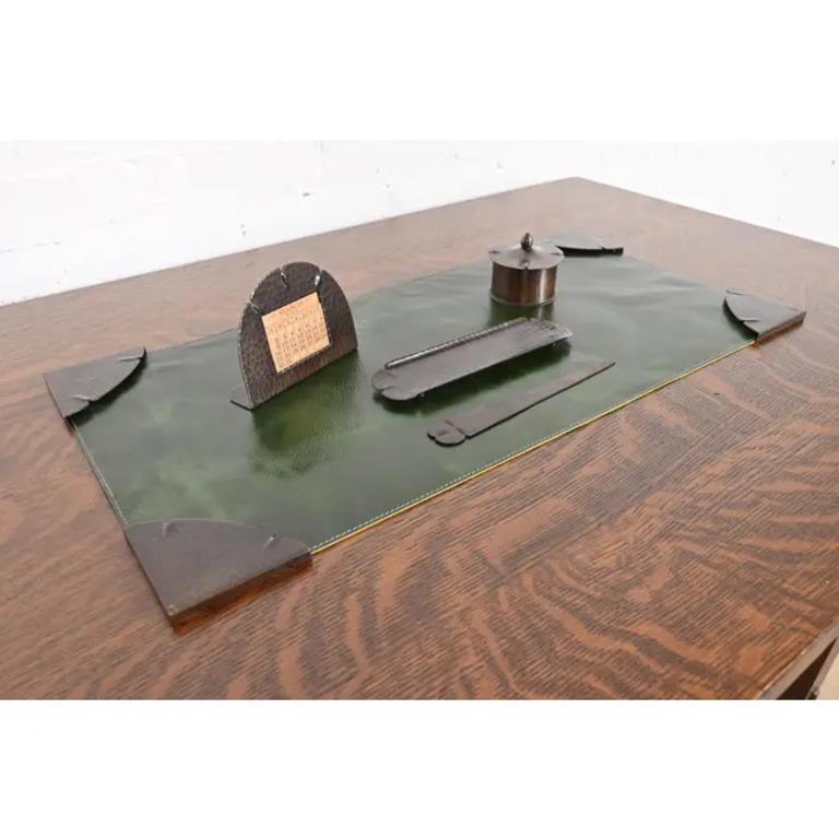Arts and Crafts Set da scrivania a cinque pezzi in rame martellato di Roycroft Arts & Crafts, CIRCA 1920 in vendita