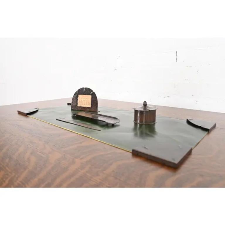 Americano Set da scrivania a cinque pezzi in rame martellato di Roycroft Arts & Crafts, CIRCA 1920 in vendita