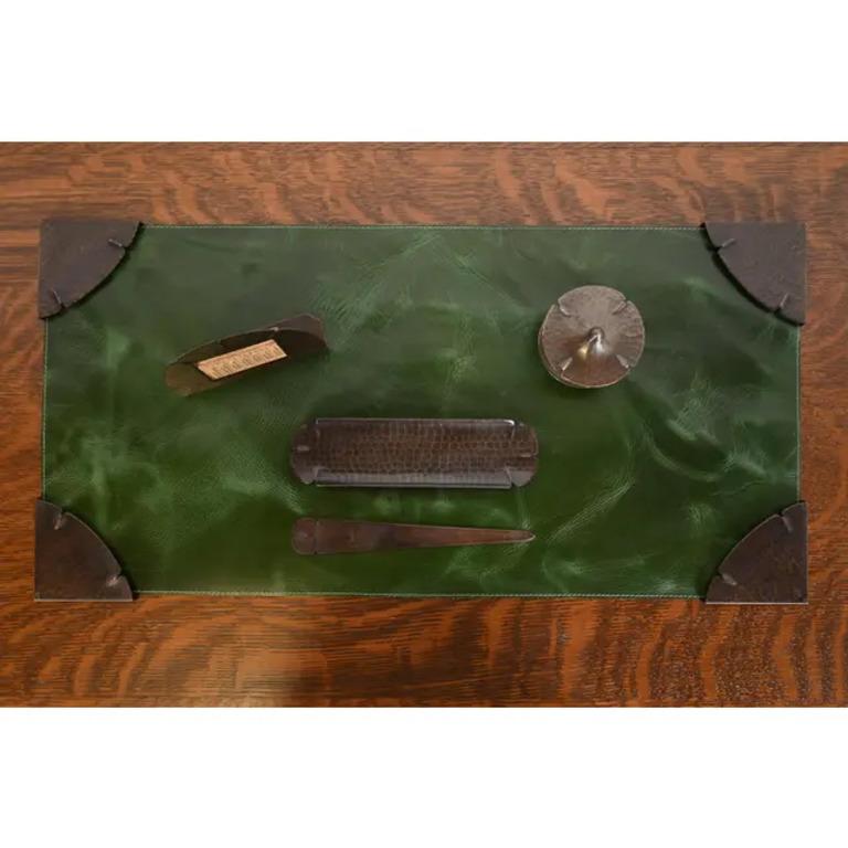 Set da scrivania a cinque pezzi in rame martellato di Roycroft Arts & Crafts, CIRCA 1920 In condizioni buone in vendita a South Bend, IN