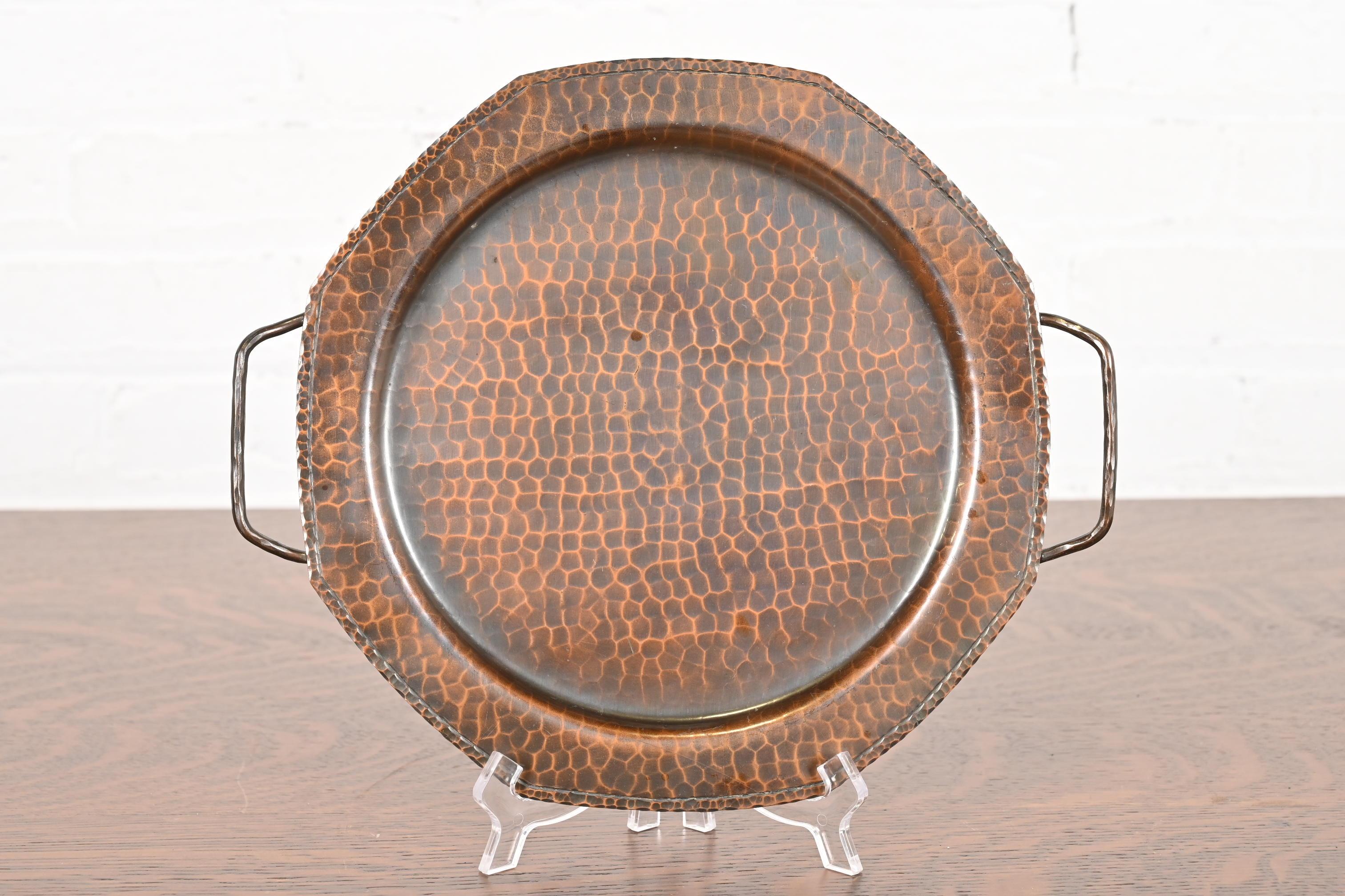 Uno splendido vassoio in rame martellato a mano del periodo Arts & Crafts con manici

Di Roycroft (firmato con orbita impressa e marchio a croce)

Stati Uniti, inizio del XX secolo

Misure: 11,5