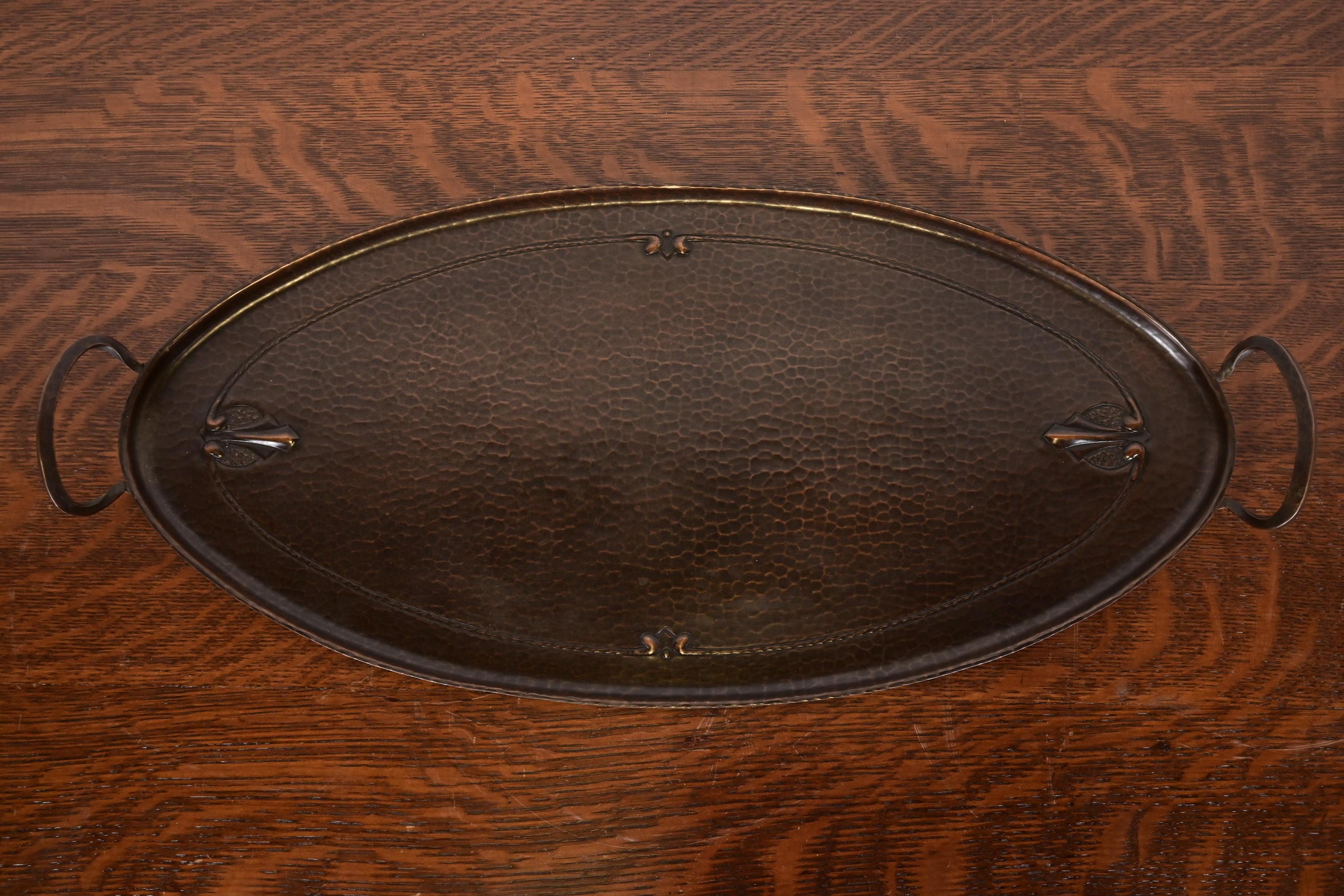 Magnifique plateau en cuivre martelé à la main avec poignées, d'époque Arts & Crafts

Par Roycroft (signé avec un orbe imprimé et une marque de croix)

États-Unis, vers 1920

Dimensions : 21,75 