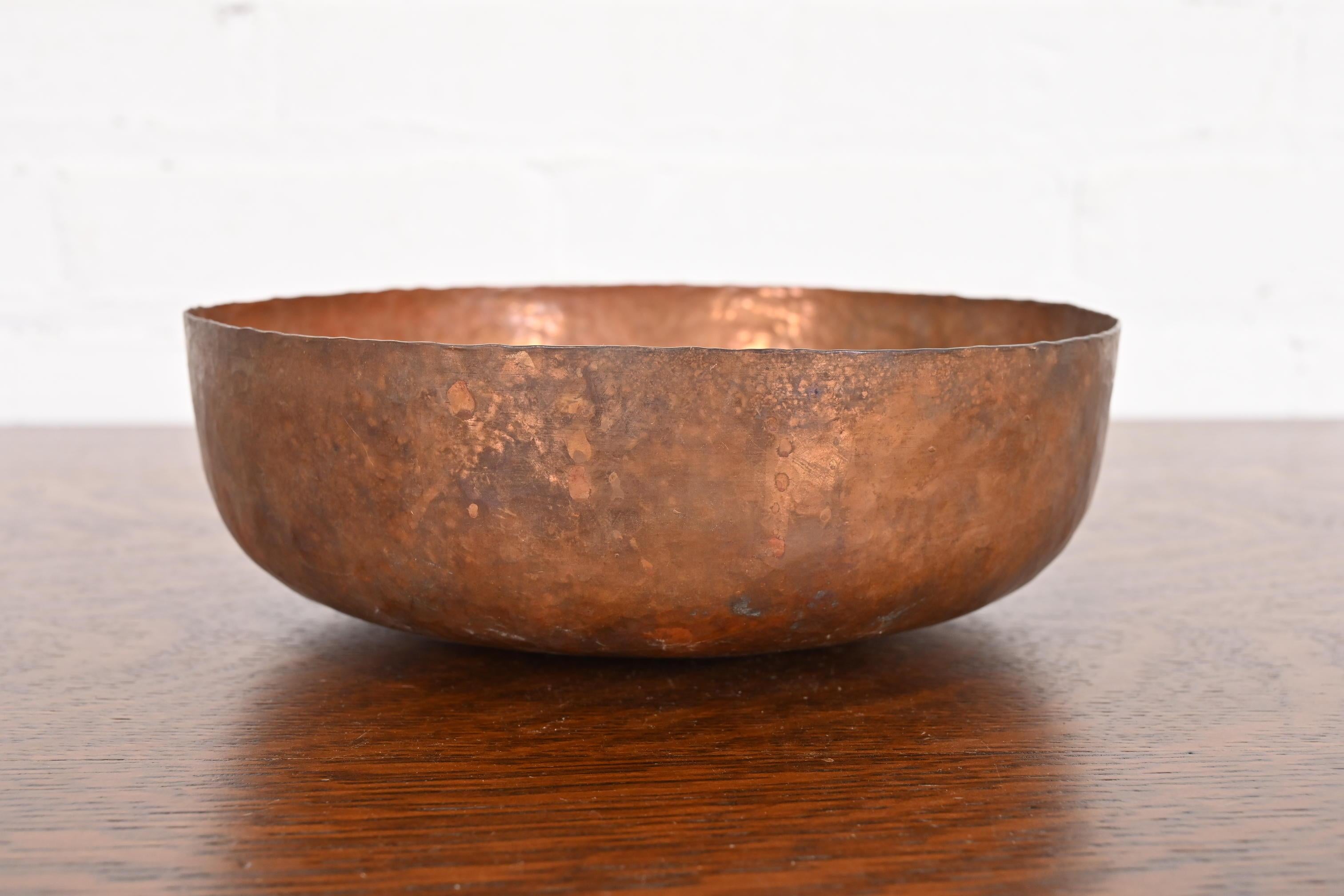 Un magnifique bol en cuivre martelé à la main d'époque Arts & Crafts

Par Roycroft (signé avec un orbe imprimé et une marque de croix)

États-Unis d'Amérique, début du 20e siècle

Dimensions : 8,5 