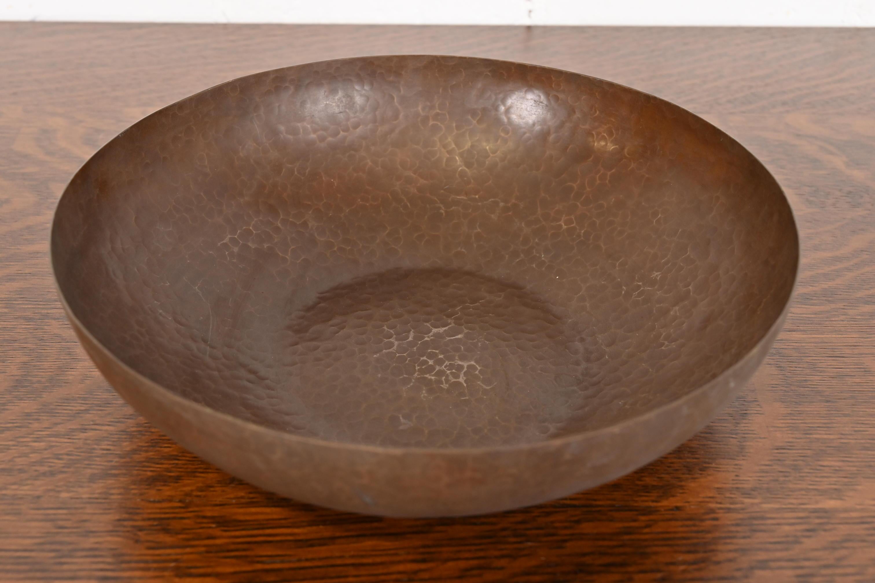 Precioso cuenco de cobre martillado a mano de la época Arts & Crafts

Por Roycroft (firmado con orbe impreso y marca de cruz)

EE.UU., principios del siglo XX

Medidas: 10,25