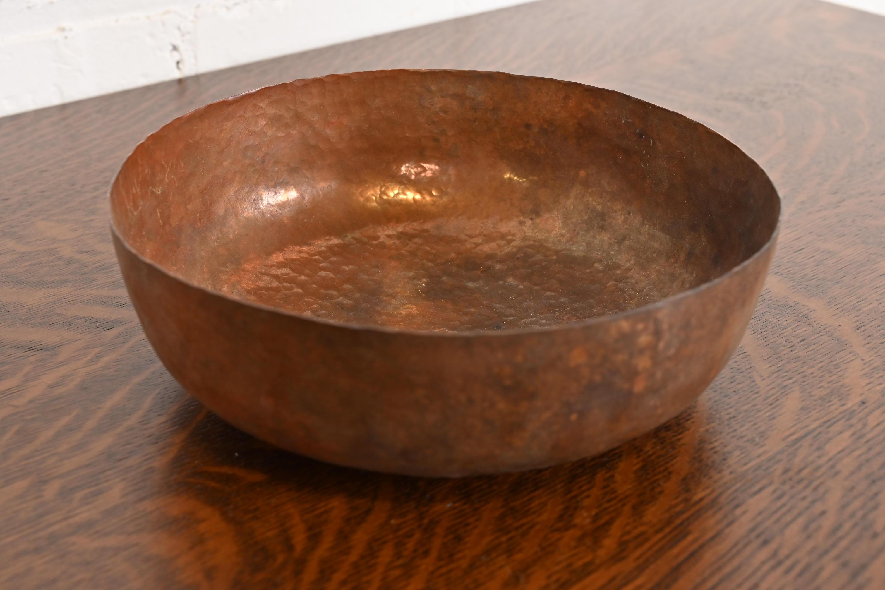 Arts and Crafts Grand bol Arts & Crafts Roycroft en cuivre martelé en vente