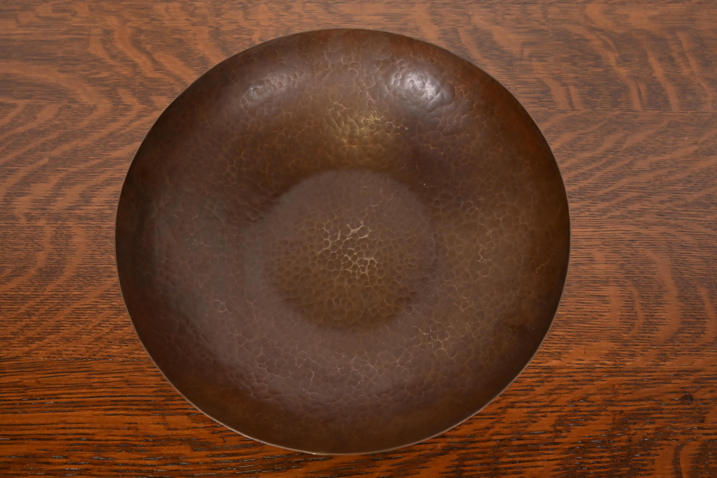 Cuenco grande de cobre martillado Roycroft Arts & Crafts Estadounidense en venta