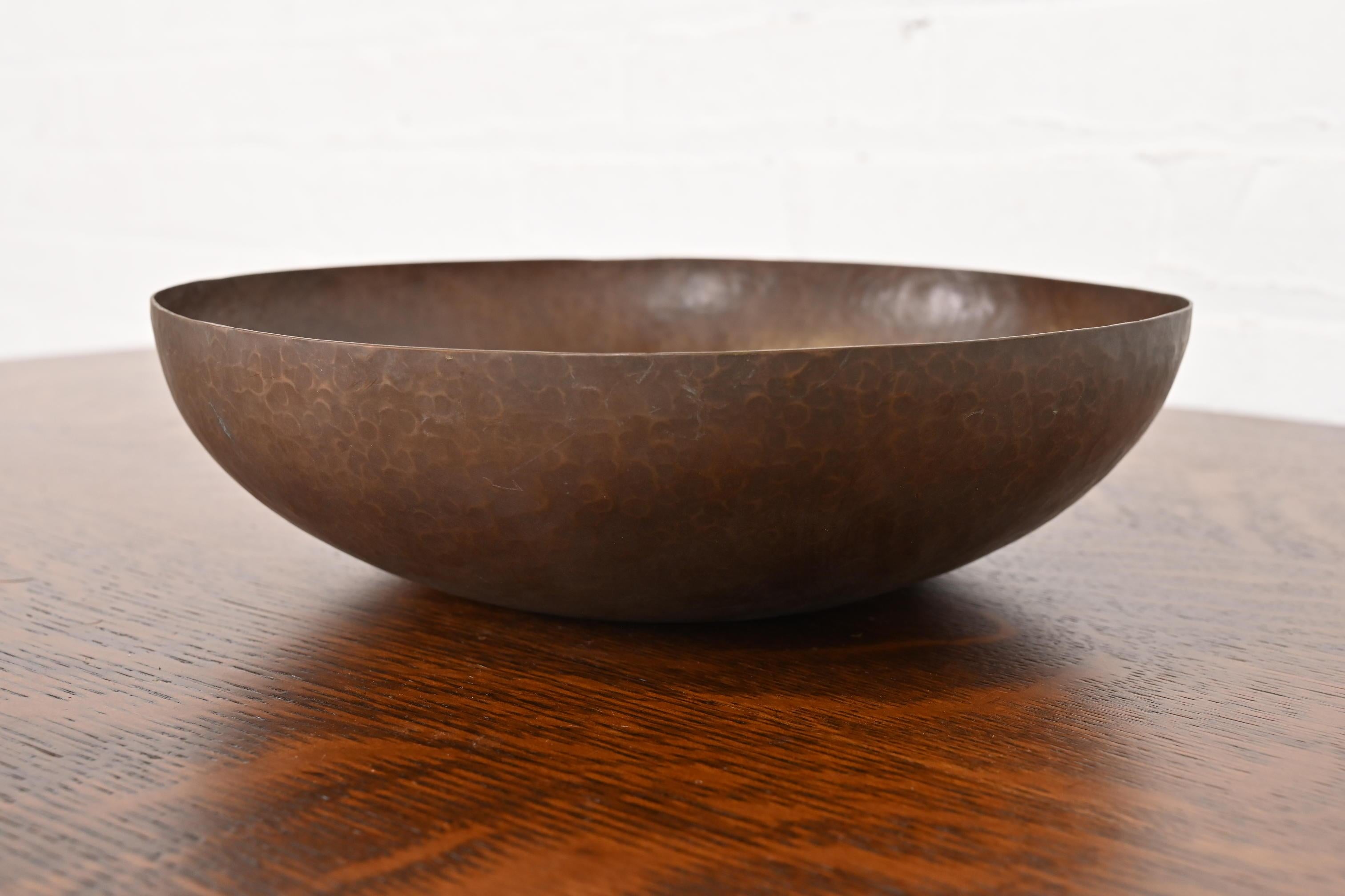 Cuenco grande de cobre martillado Roycroft Arts & Crafts siglo XX en venta