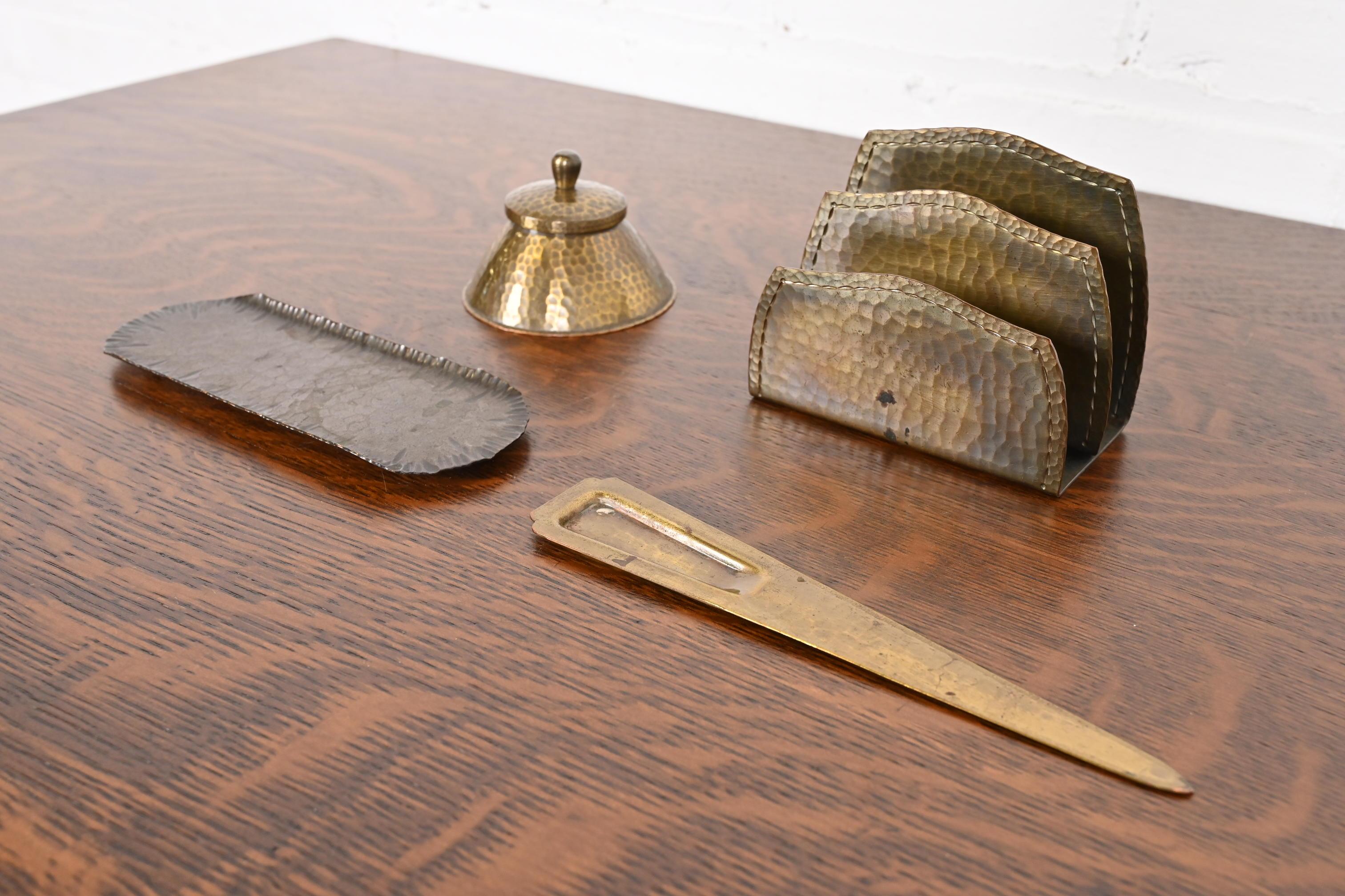 Roycroft Arts & Crafts Copper Craft Hammered Copper Pen Tray (Porte-plume en cuivre martelé) en vente 4