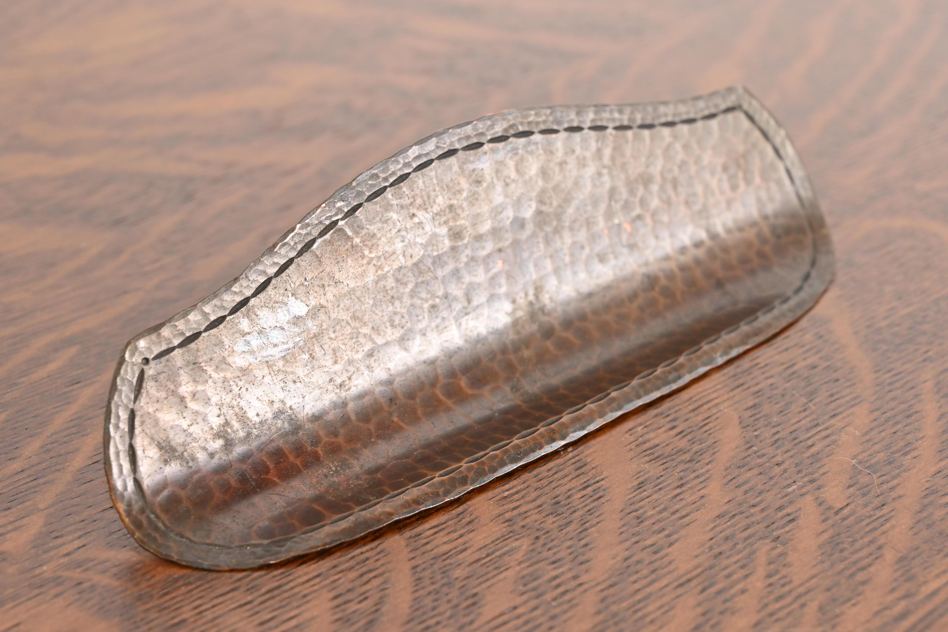 Roycroft Arts & Crafts Copper Craft Hammered Copper Pen Tray (Porte-plume en cuivre martelé) Bon état - En vente à South Bend, IN