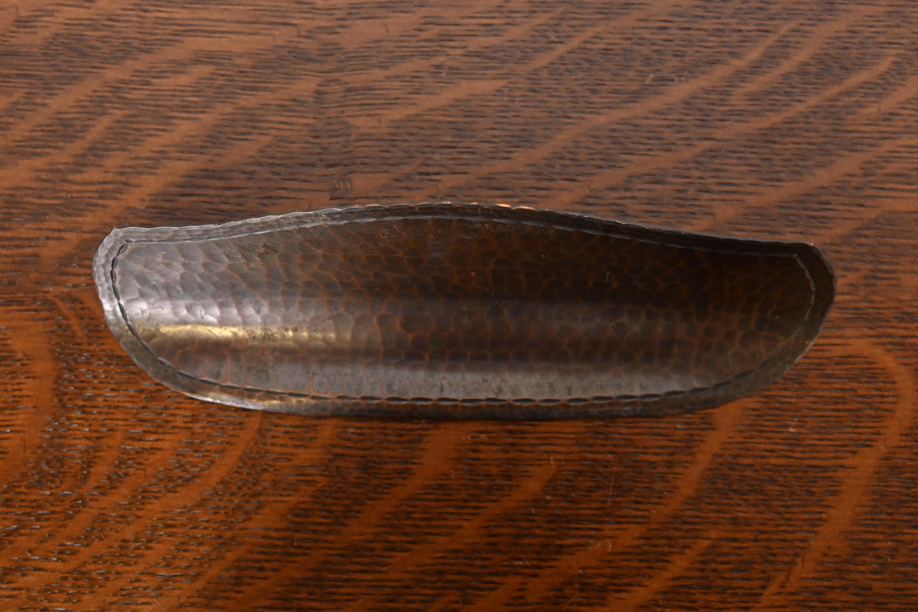 20ième siècle Roycroft Arts & Crafts Copper Craft Hammered Copper Pen Tray (Porte-plume en cuivre martelé) en vente