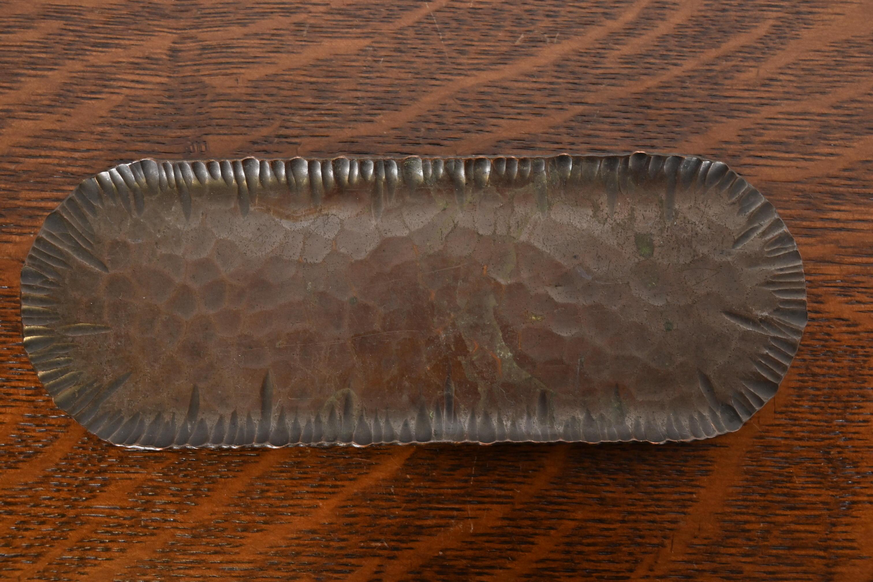 20ième siècle Roycroft Arts & Crafts Copper Craft Hammered Copper Pen Tray (Porte-plume en cuivre martelé) en vente